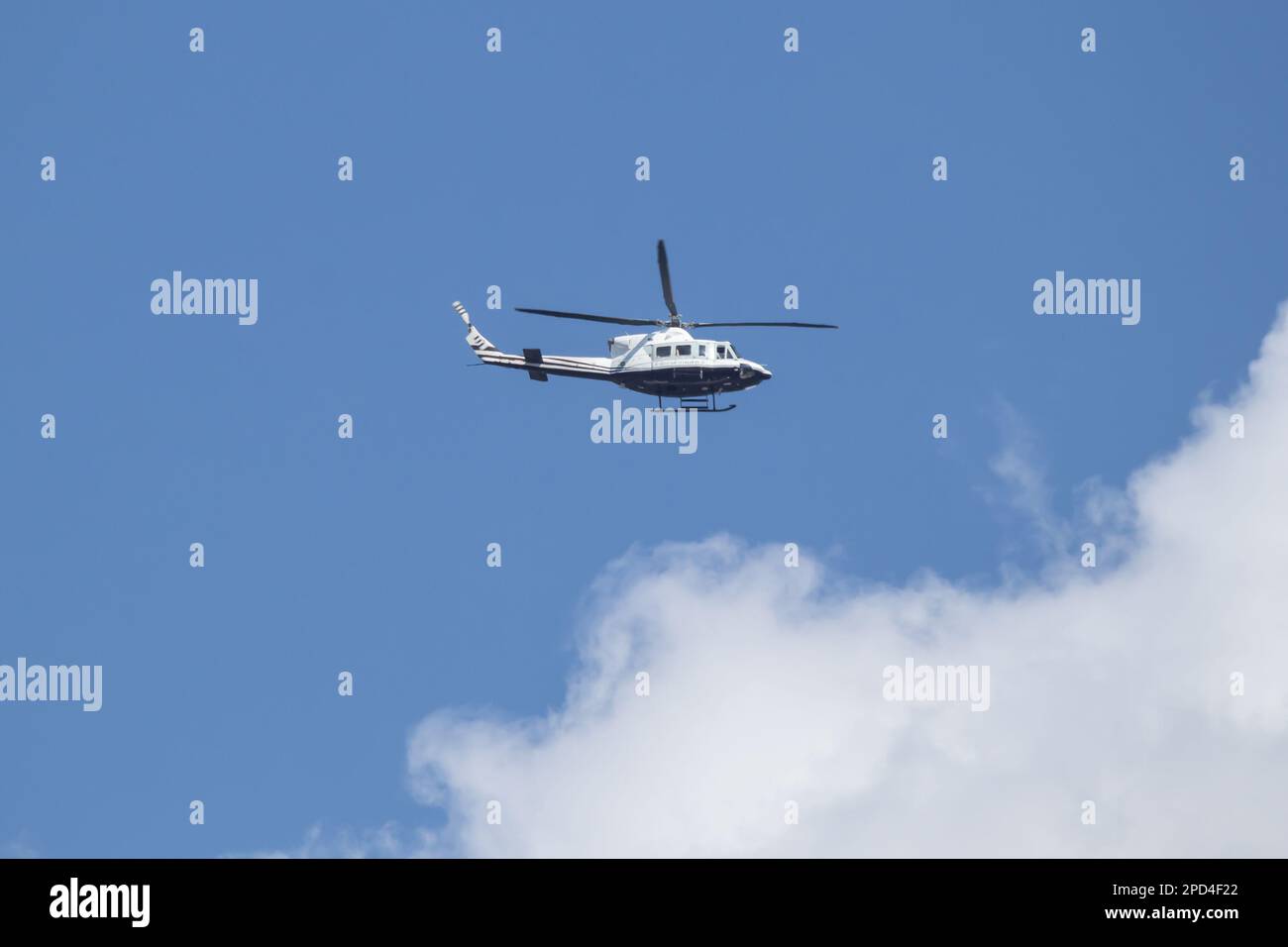 Chiangmai, Thailand - Dezember 12 2022: Bell UH-1H Iroquois (205) der Royal Thai Police. Foto Über Chiangmai City. Stockfoto