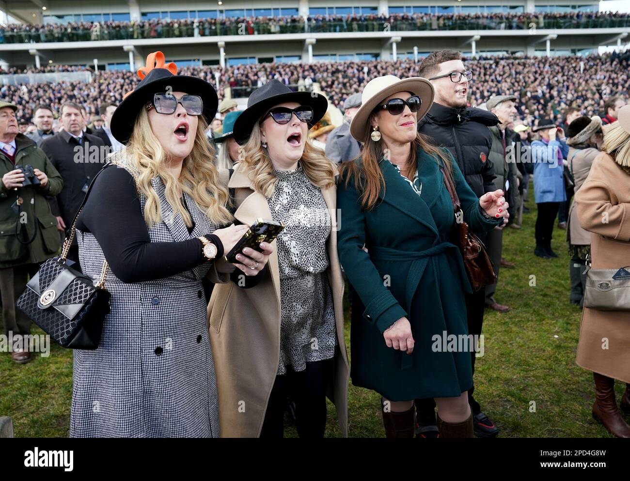 Rennfahrer, die am ersten Tag des Cheltenham Festivals auf der Cheltenham Racecourse das zweite Rennen des Tages, die Sporting Life Arkle Challenge Trophy Novice' Chase, verfolgen. Foto: Dienstag, 14. März 2023. Stockfoto