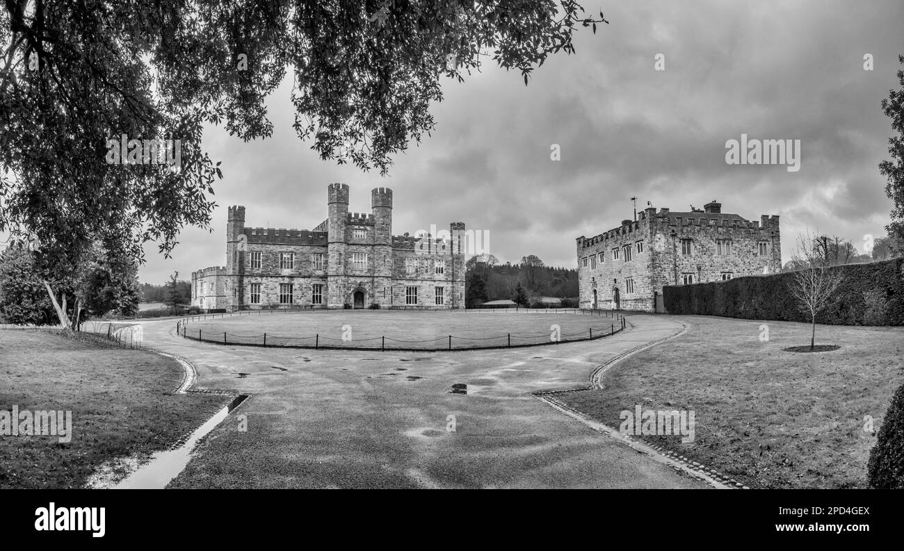 Dieses Schwarzweiß-Bild zeigt das aus dem 11. Jahrhundert stammende, normannische Gebäude von Leeds Castle im ländlichen Kent im Südosten Englands aus dem 12. Jahrhundert. Stockfoto