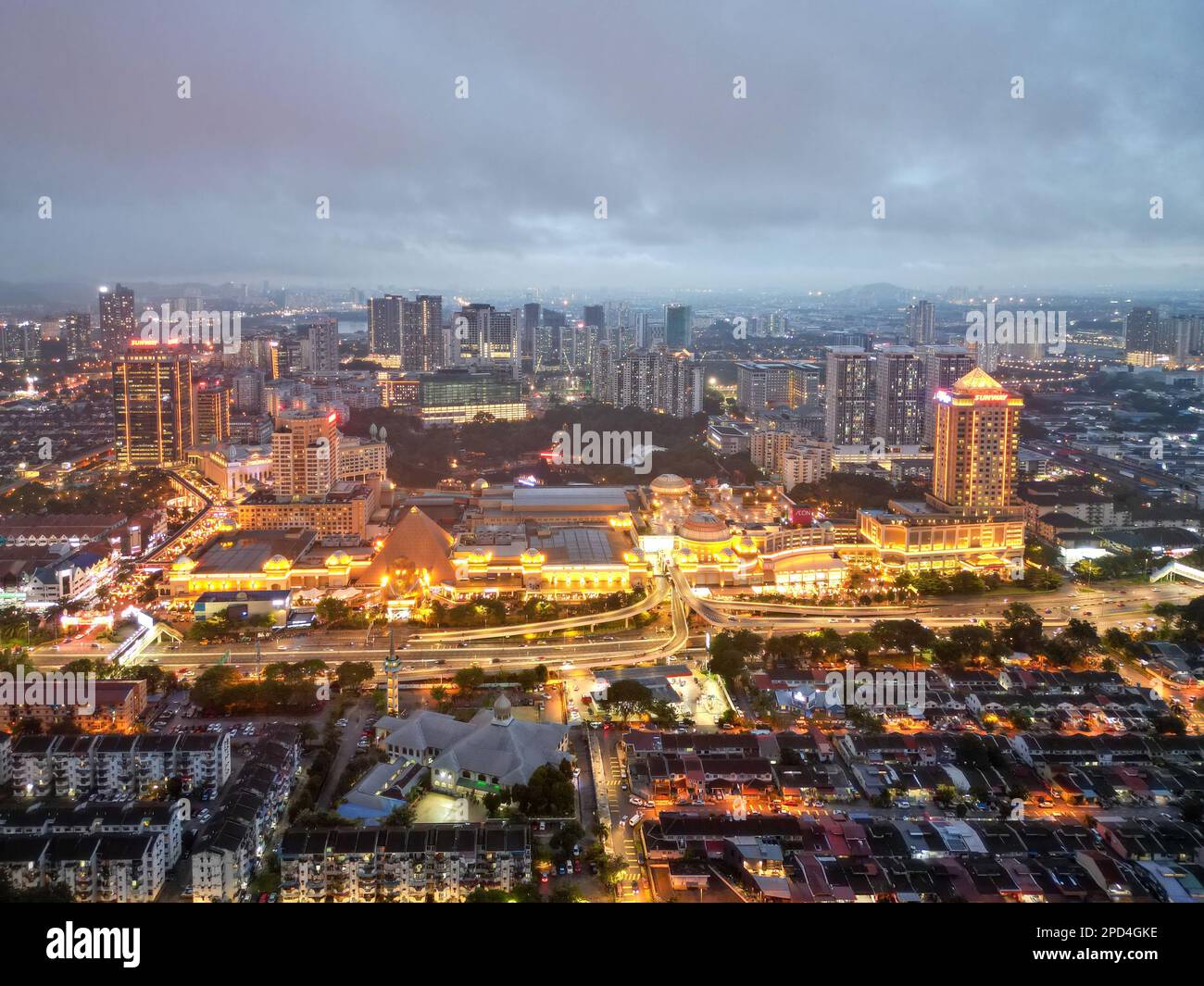 Sunway, Selangor, Malaysia - Nov. 10 2022: Blick aus der Vogelperspektive auf die Sunway Pyramide und die umliegende Wohnsiedlung während der Blue Hour Stockfoto