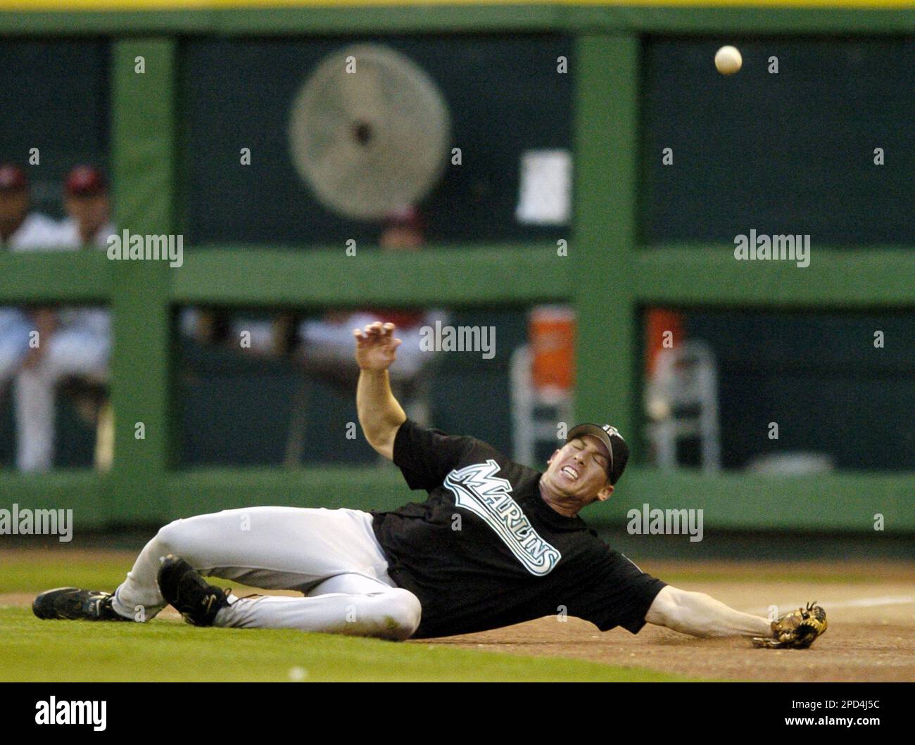 Florida Marlins right fielder Joe Borchard slides on the ground after unsuccessfully chasing a foul ball off the bat of Washington Nationals' Marlon Byrd during the second inning of a baseball game, Thursday, May 4, 2006, in Washington.(AP Photo/Nick Wass) Stockfoto