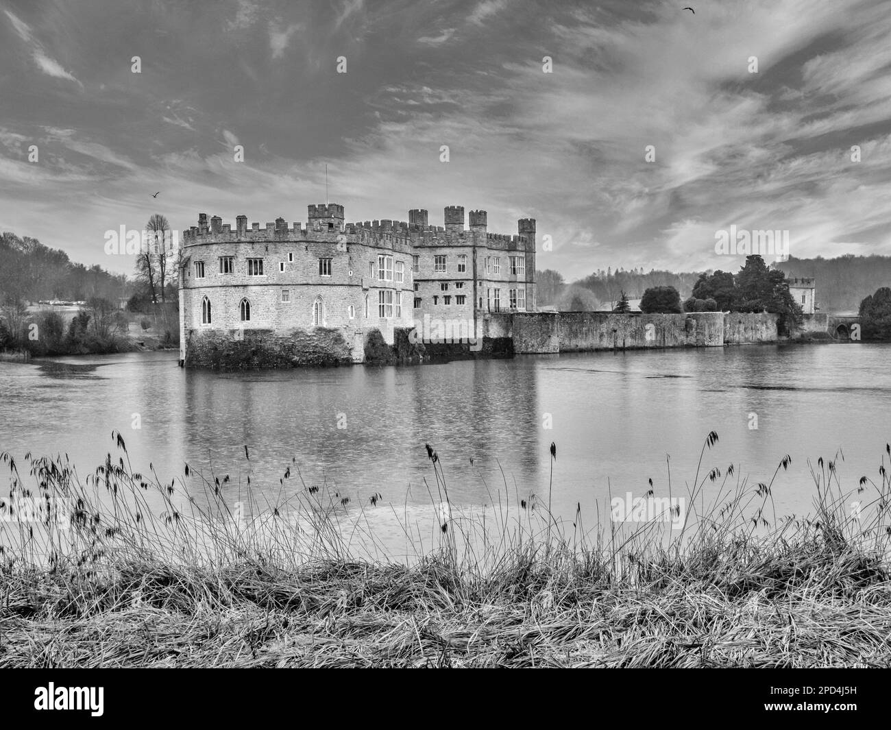 Dieses Schwarzweiß-Bild zeigt das aus dem 11. Jahrhundert stammende, normannische Gebäude von Leeds Castle im ländlichen Kent im Südosten Englands aus dem 12. Jahrhundert. Stockfoto