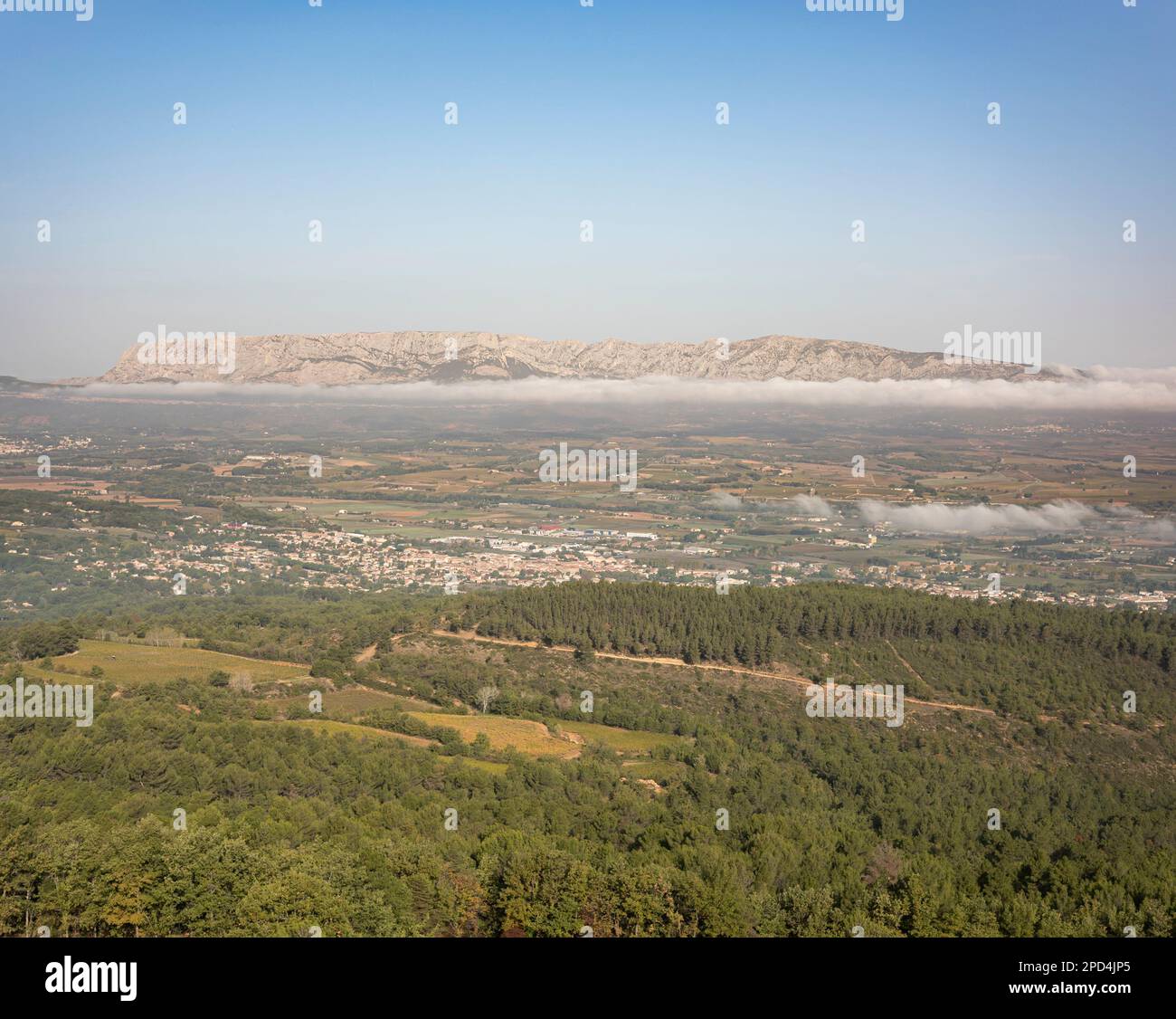 Panoramablick auf die berühmte Montagne Sainte Victoire und das bezaubernde Dorf Trets im malerischen Süden Frankreichs. Mit Kopierbereich Stockfoto