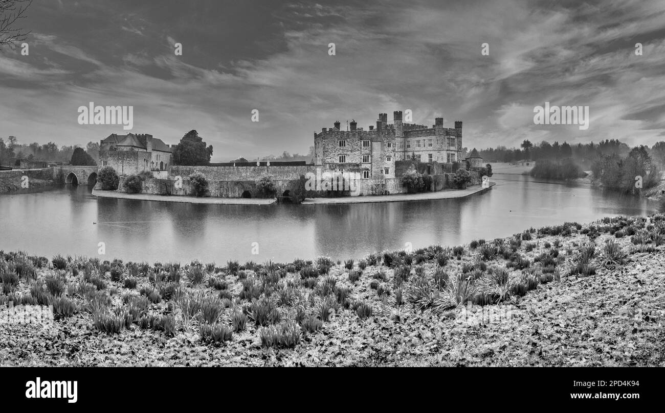 Dieses Schwarzweiß-Bild zeigt das aus dem 11. Jahrhundert stammende, normannische Gebäude von Leeds Castle im ländlichen Kent im Südosten Englands aus dem 12. Jahrhundert. Stockfoto