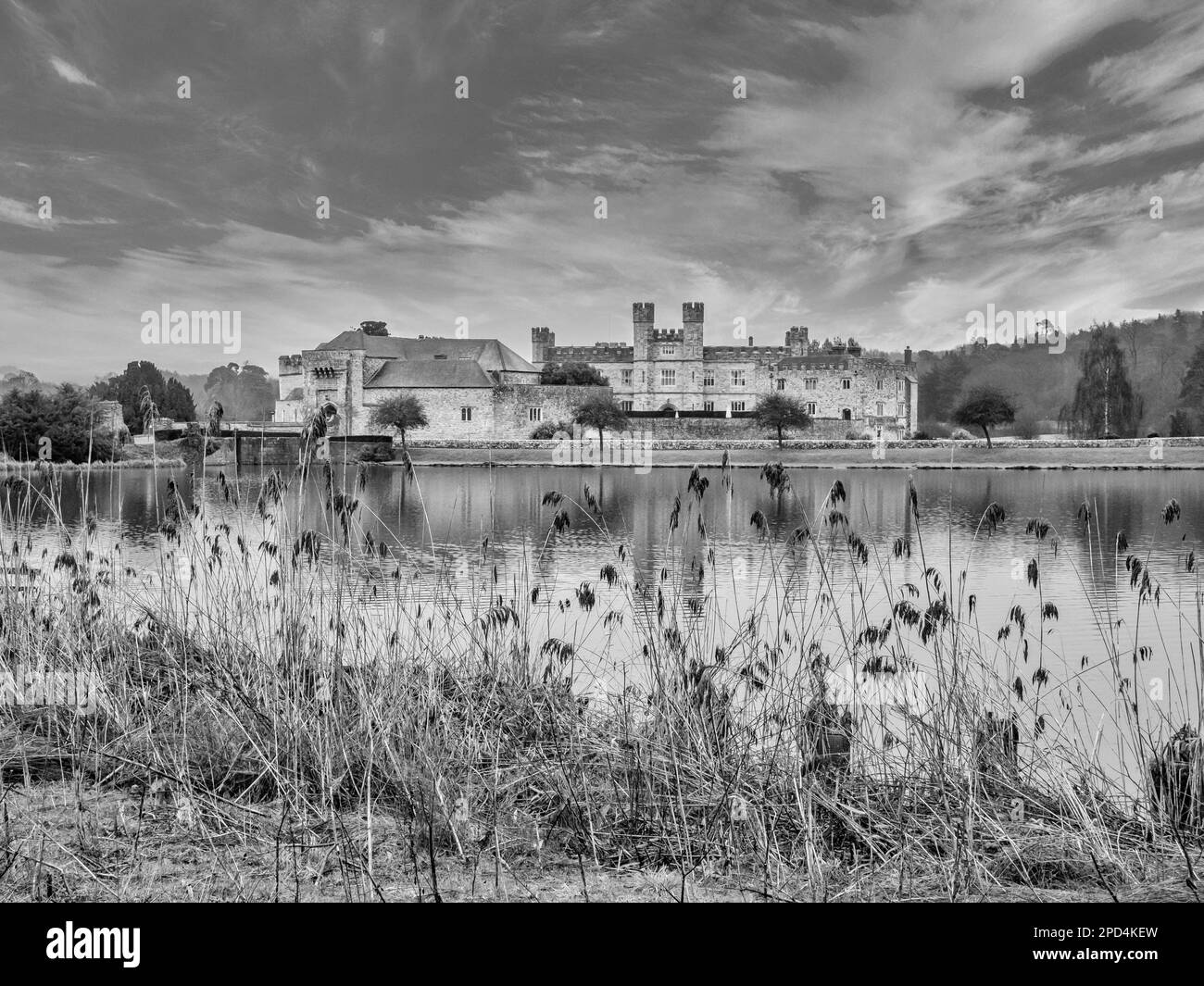 Dieses Schwarzweiß-Bild zeigt das aus dem 11. Jahrhundert stammende, normannische Gebäude von Leeds Castle im ländlichen Kent im Südosten Englands aus dem 12. Jahrhundert. Stockfoto
