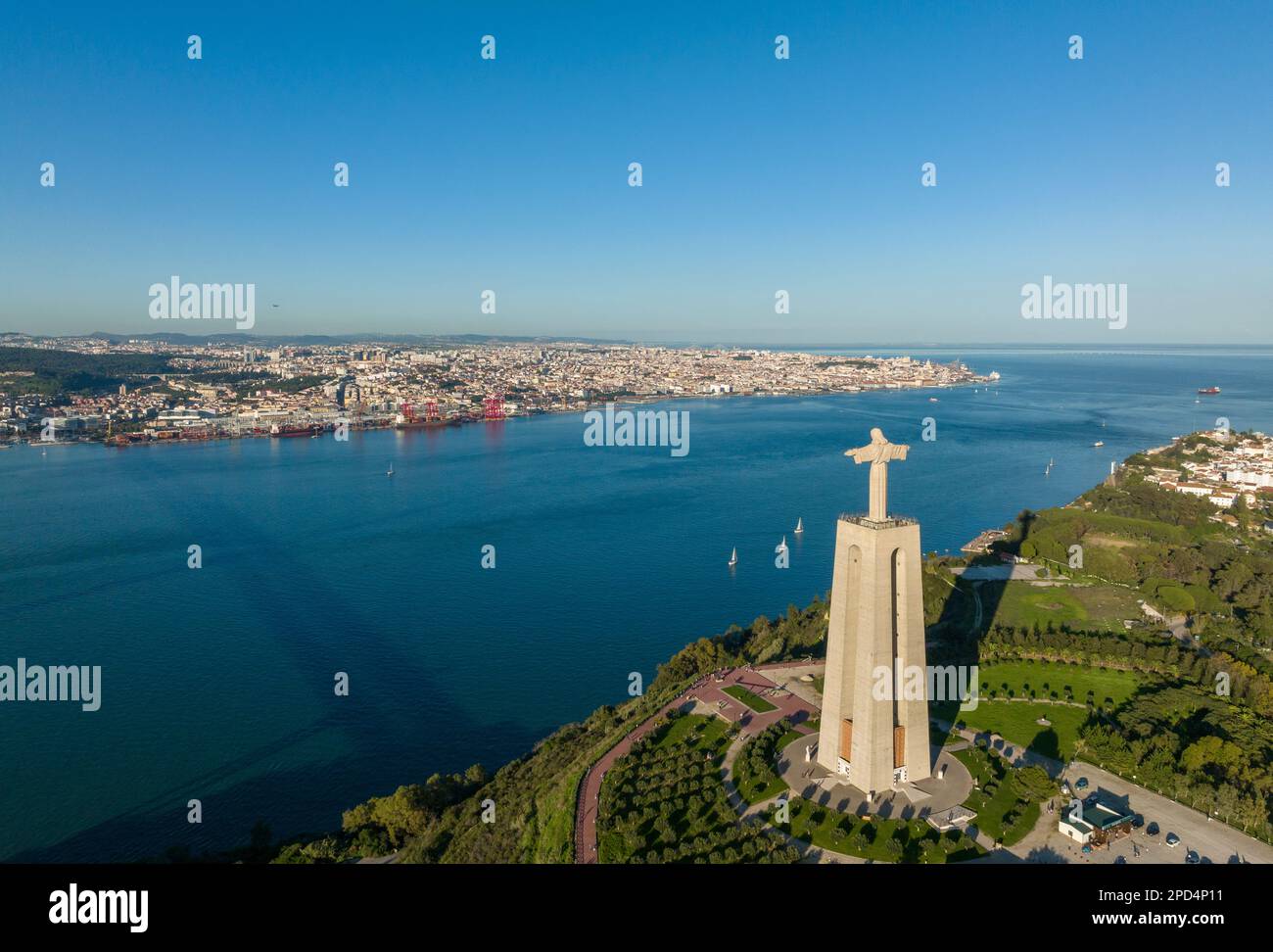 Heiligtum Christi des Königs. Katholisches Denkmal, das dem Heiligen Herzen Jesu Christi gewidmet ist und die Stadt Lissabon in Portugal überblickt. Stockfoto