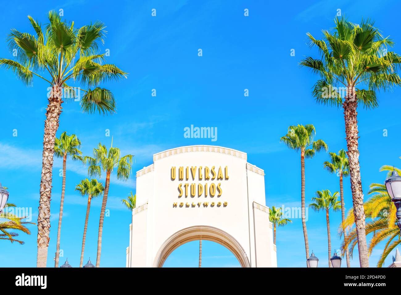LOS ANGELES, KALIFORNIEN - 19. JANUAR 2023: Universal Studios Hollywood Haupteingang Arch mit Palmen und Blue Sky Stockfoto
