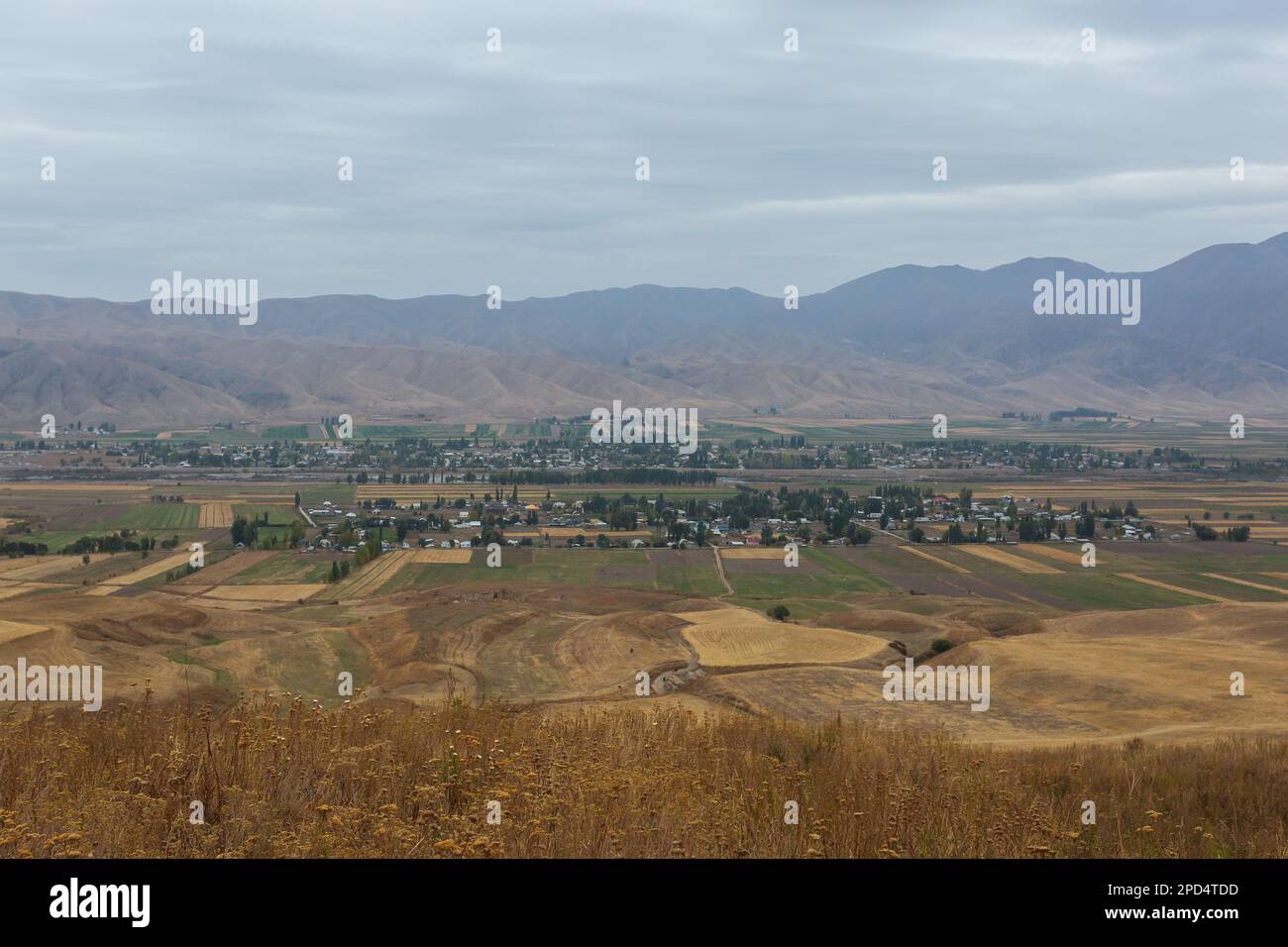 Blick auf das Dorf Shabdan in der Nähe der Tian Shan Berge, Kirgisistan Stockfoto