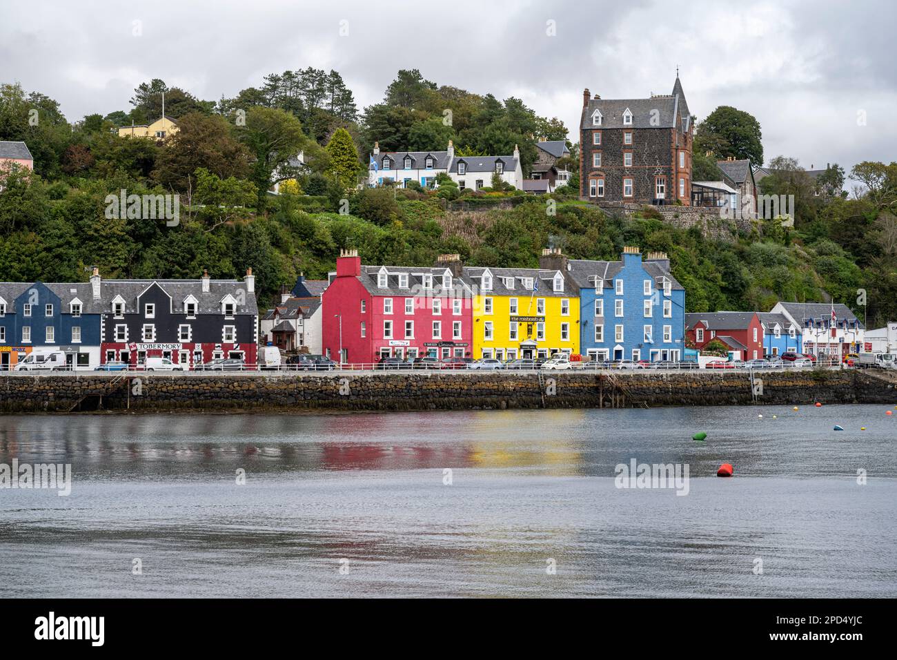 Die bunten Häuser an der Hafenfront von Tobermory auf der Insel Mull Stockfoto