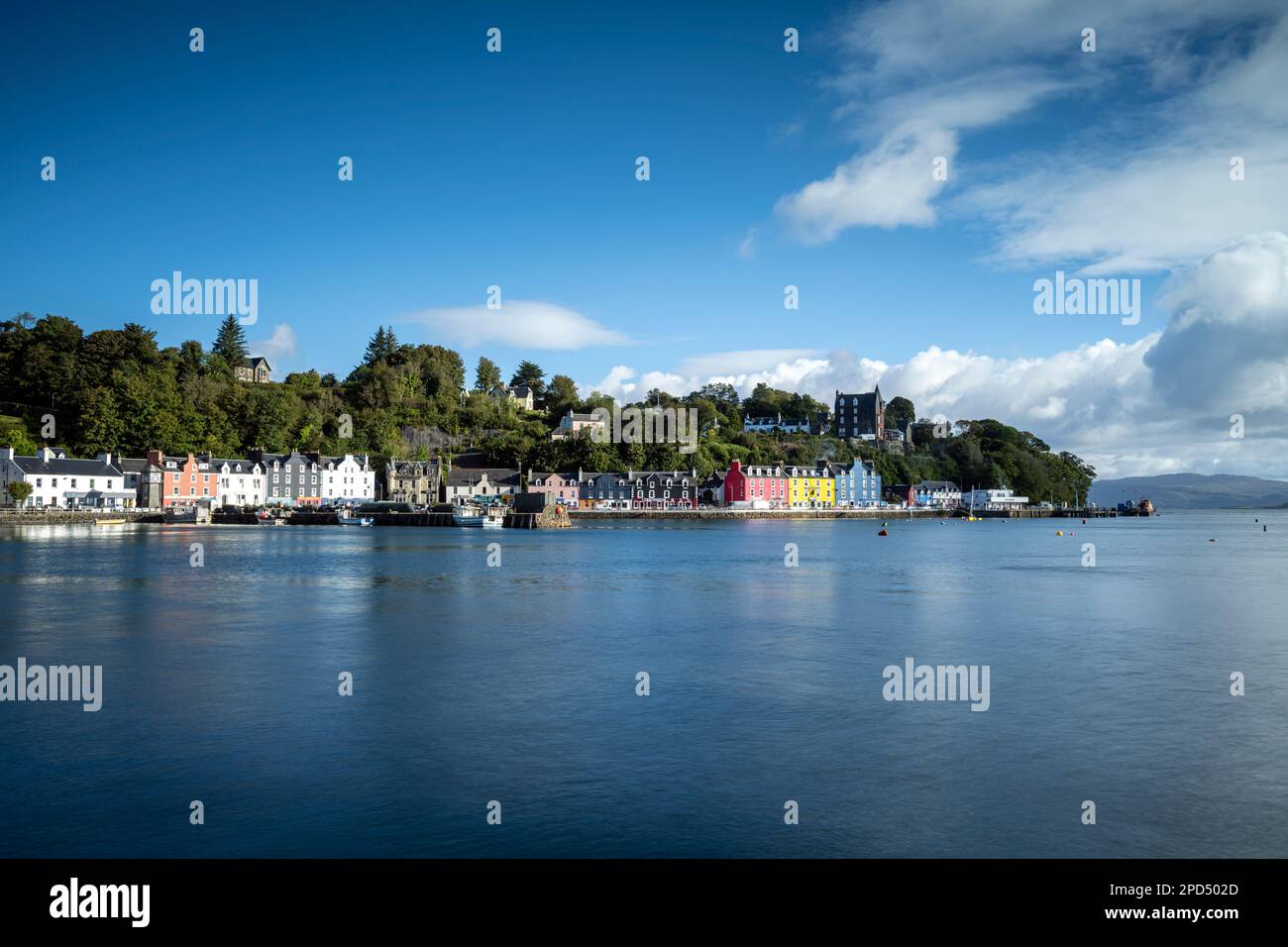 Die bunten Häuser an der Hafenfront von Tobermory auf der Insel Mull Stockfoto