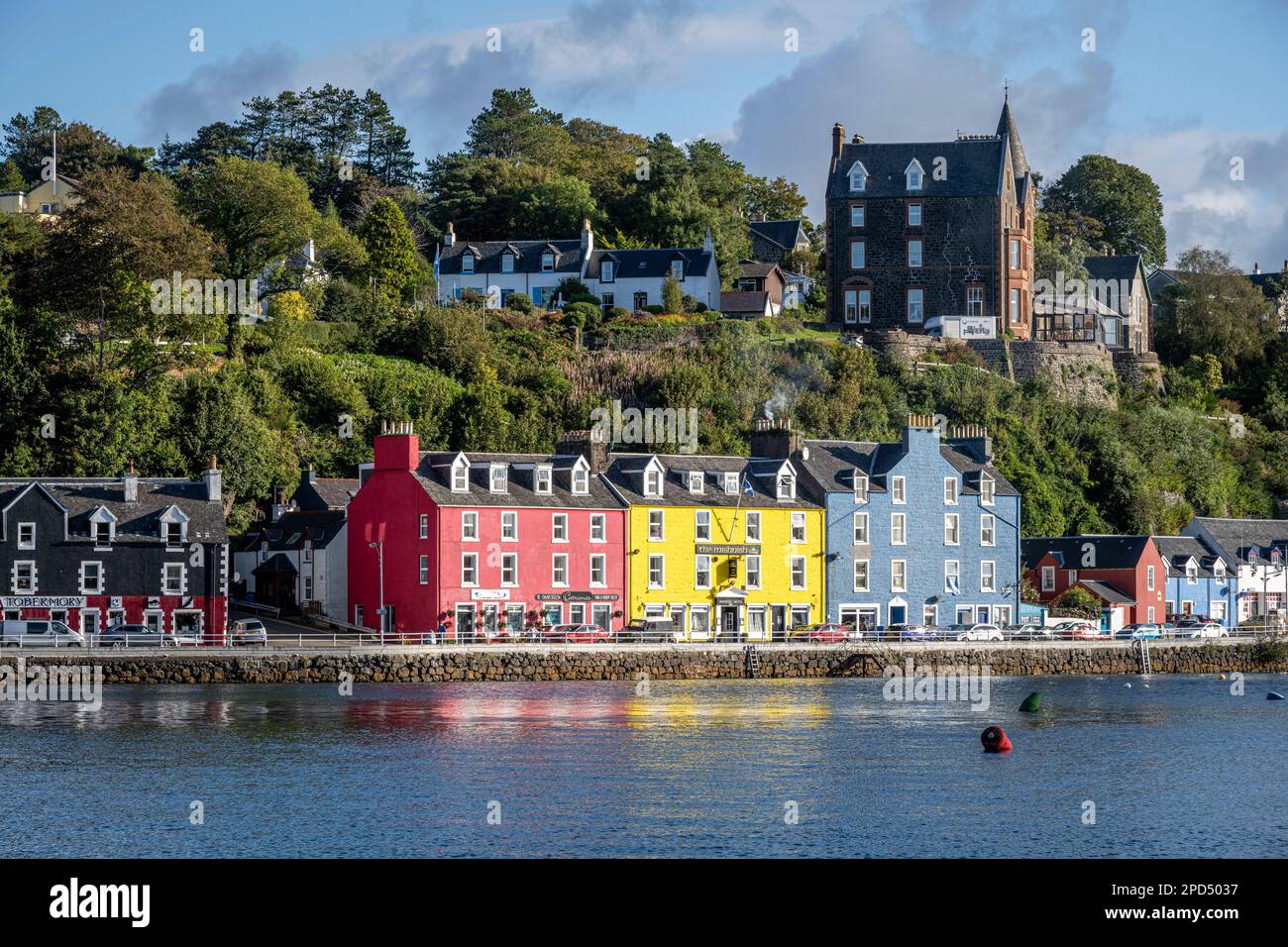 Die bunten Häuser an der Hafenfront von Tobermory auf der Insel Mull Stockfoto