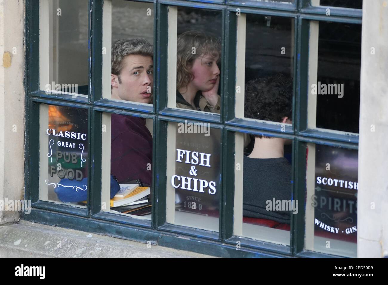 Ed McVey spielt die Rolle von Prinz William und filmt Szenen für die nächste Staffel der Krone in St. Andrews in Schottland. Foto: Dienstag, 14. März 2023. Stockfoto