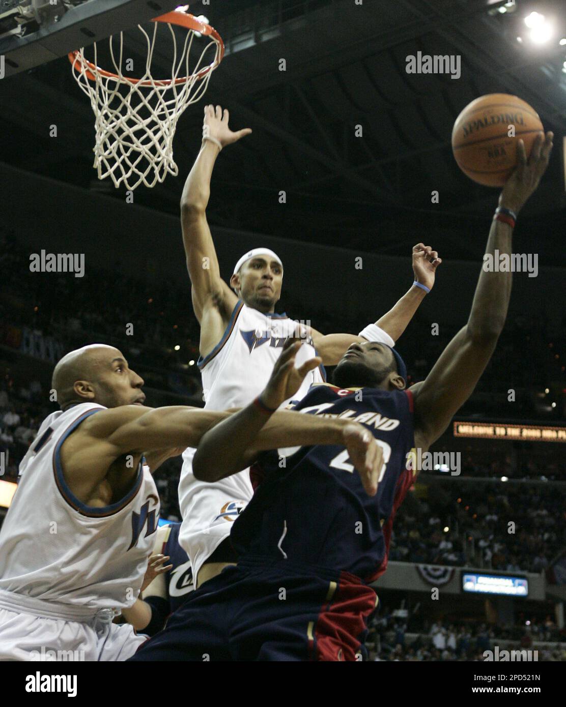 Cleveland Cavaliers forward LeBron James, right, is stopped by Washington Wizards forward Michael Ruffin, left, and guard Jared Jeffries, center, during the fourth quarter of their first round NBA playoff basketball game on Sunday, April 30, 2006 in Washington. The WIzards won 106-96. (AP Photo/Evan Vucci) Stockfoto