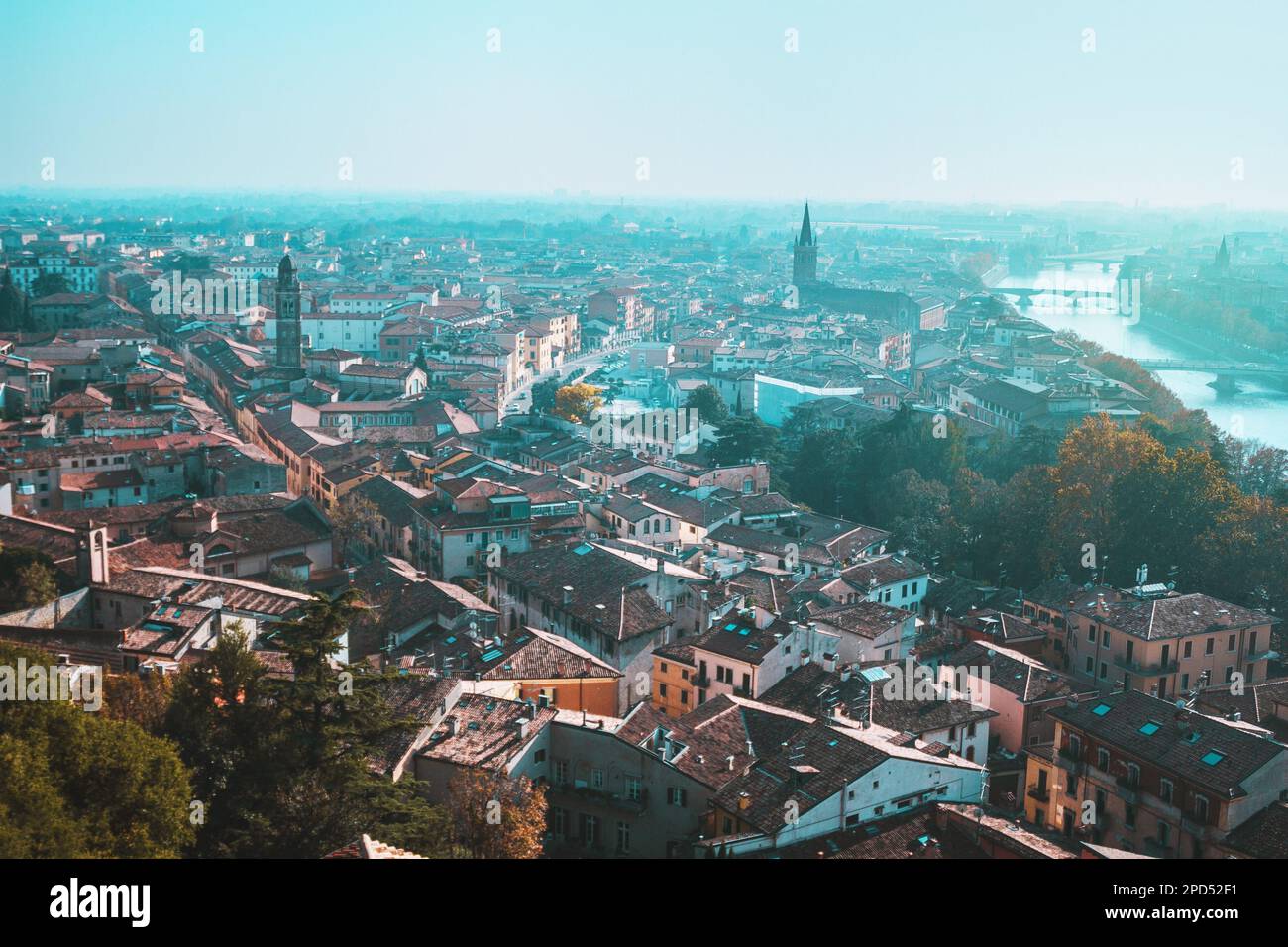 Blue Hours im Stadtzentrum von Verona, Italien. Panoramablick von oben auf die Straßen und den Fluss Adige Stockfoto