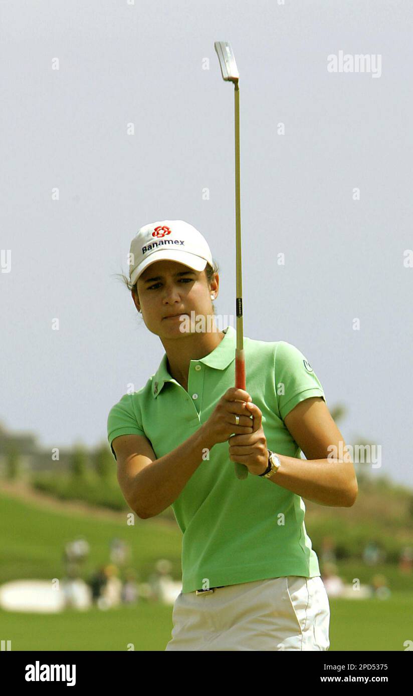 Lorena Ochoa, of Mexico, raises her club after missing a birdie putt on the eighth hole during the final round of play at the Ginn Open LPGA golf tournament in Reunion, Fla., on Sunday, April 30, 2006.(AP Photo/John Raoux) Stockfoto