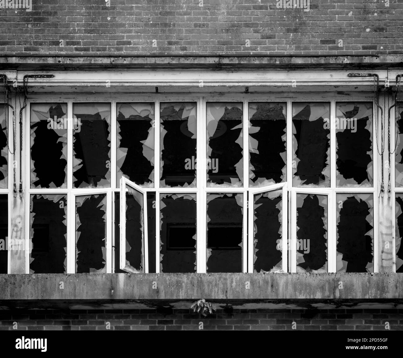 Altes verlassenes Gebäude mit kaputten, zertrümmerten Fenstern. Stockfoto