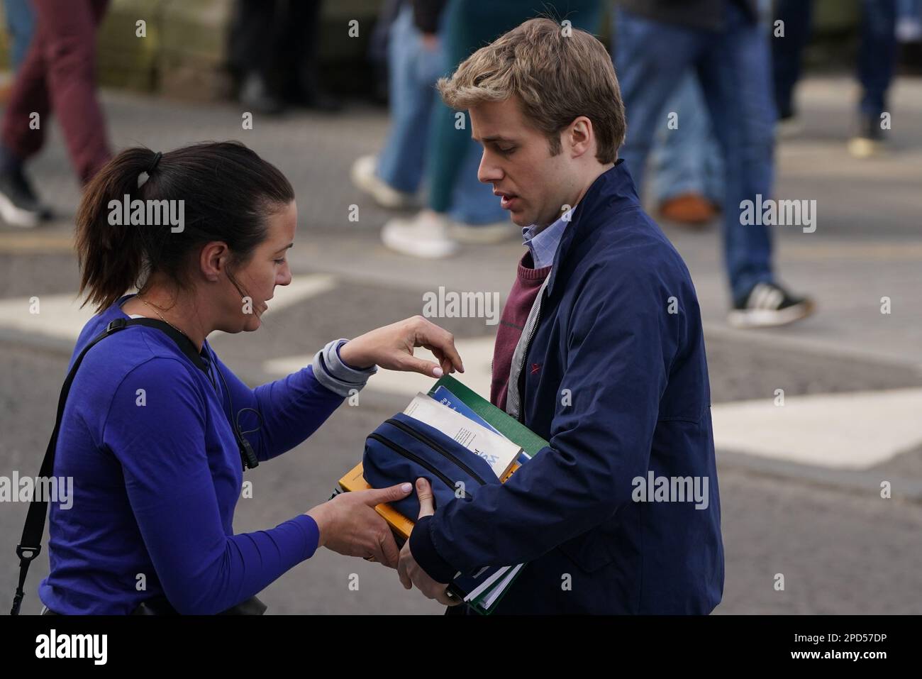 Ed McVey spielt die Rolle von Prinz William und filmt Szenen für die nächste Staffel der Krone in St. Andrews in Schottland. Foto: Dienstag, 14. März 2023. Stockfoto