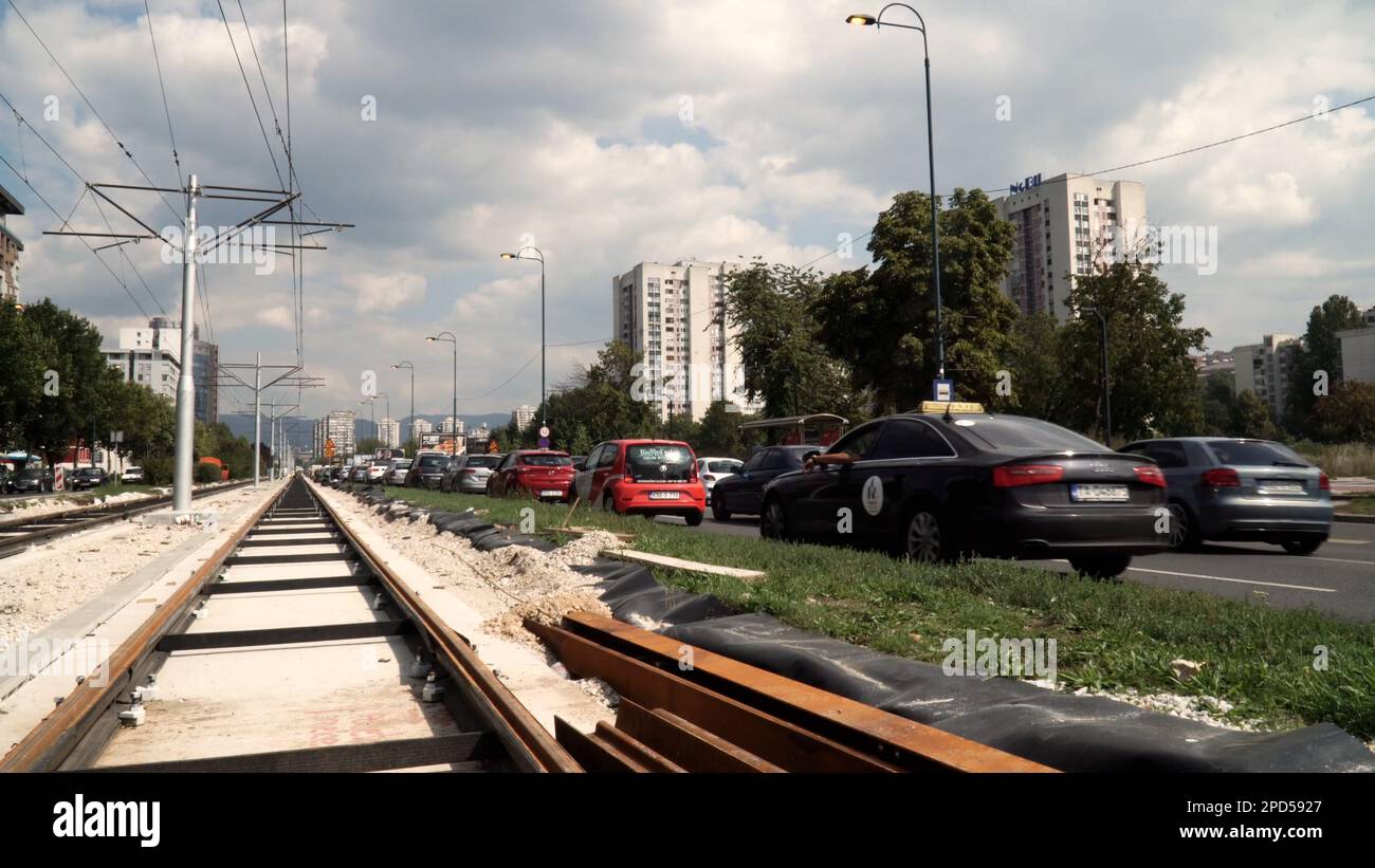 BOSNIEN UND HERZEGOWINA, SARAJEVO, 28,9.2022; neue Eisenbahnbaustelle. Sicherheit am Arbeitsplatz mit Arbeitern im Bau Stockfoto