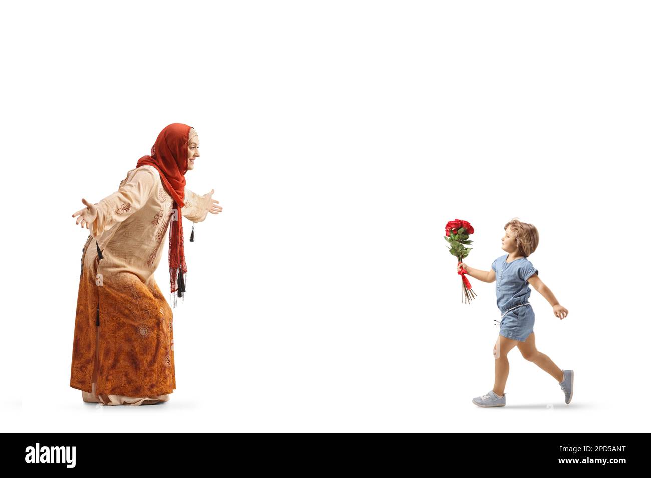 Ein Mädchen mit roten Rosen läuft auf eine muslimische Frau zu, die einen Hidschab trägt, isoliert auf weißem Hintergrund Stockfoto