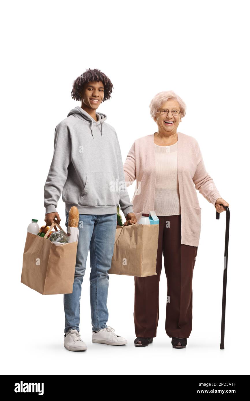 Junger afroamerikanischer Mann mit Einkaufstaschen für eine ältere Frau isoliert auf weißem Hintergrund Stockfoto