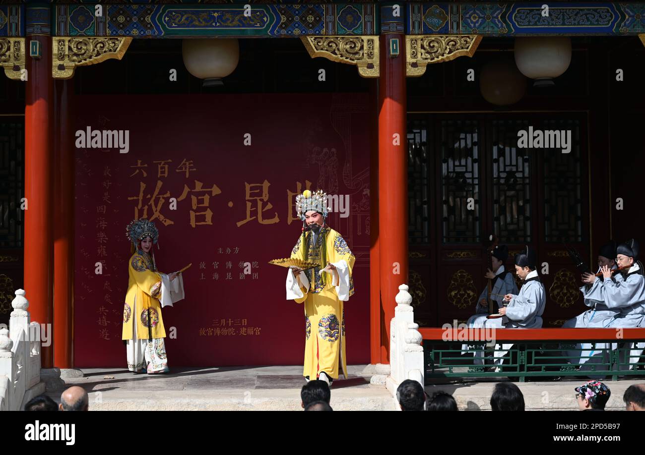 (230314) -- PEKING, 14. März 2023 (Xinhua) -- Kunqu Operndarsteller Li an (2. l) und Yu bin treten in einem Auszug aus dem traditionellen Repertoire Palace of the Eternal Youth at the Palace Museum in Beijing, Hauptstadt von China, am 13. März 2023 auf. Das Palastmuseum und die Shanghai Kunqu Opera Truppe unterzeichneten hier am Dienstag eine strategische Kooperationsvereinbarung zur Neuauflage klassischer chinesischer Opern. (Xinhua/Jin Liangkuai) Stockfoto