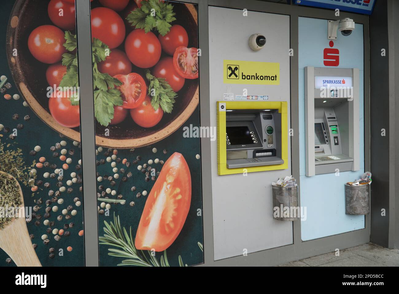 SARAJEVO, BOSNIEN UND HERZEGOWINA, 19. AUGUST 2022: THE UNI CREDIT BANK ATM MASHINE Stockfoto