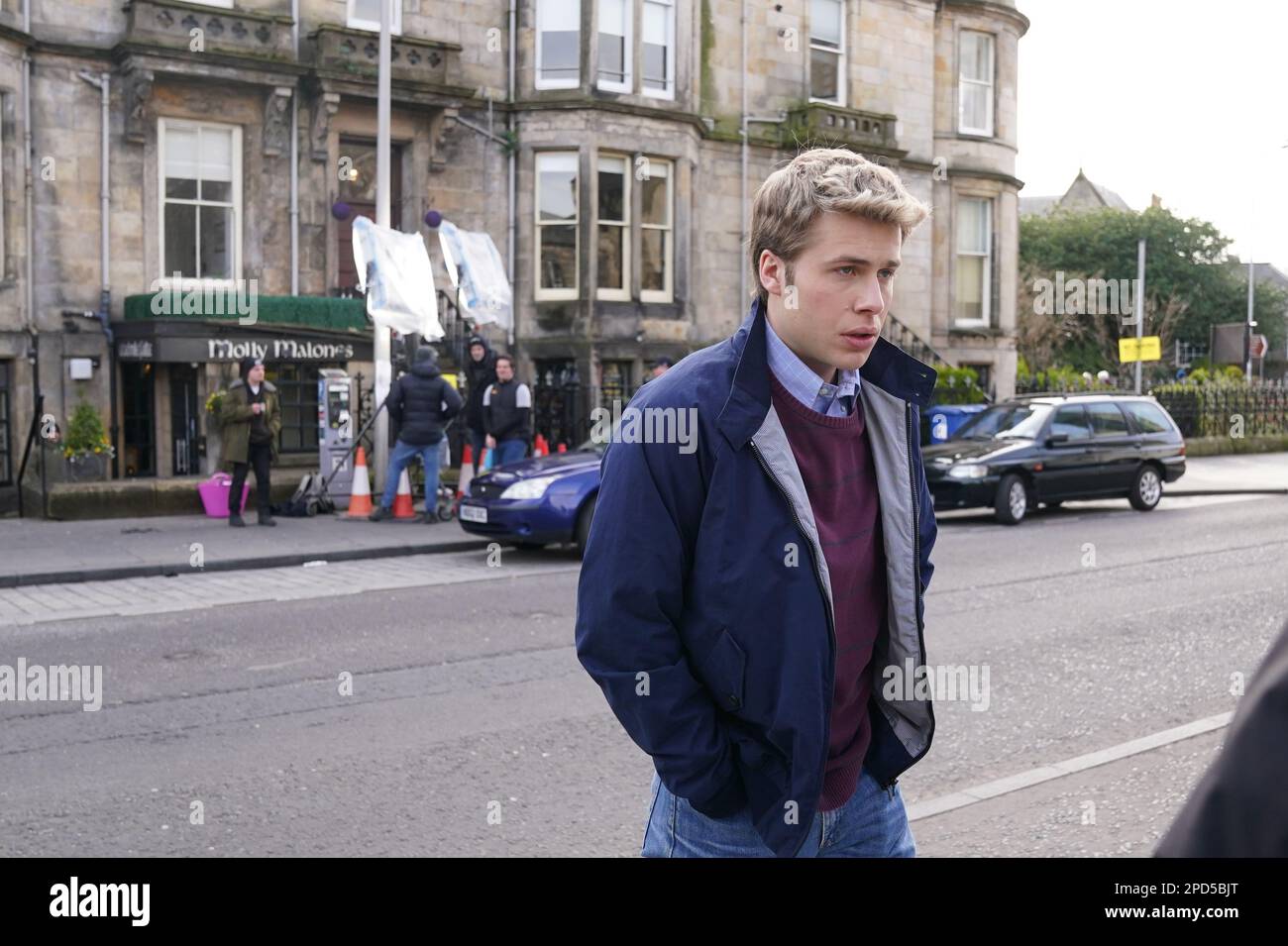 Ed McVey spielt die Rolle von Prinz William und filmt Szenen für die nächste Staffel der Krone in St. Andrews in Schottland. Foto: Dienstag, 14. März 2023. Stockfoto