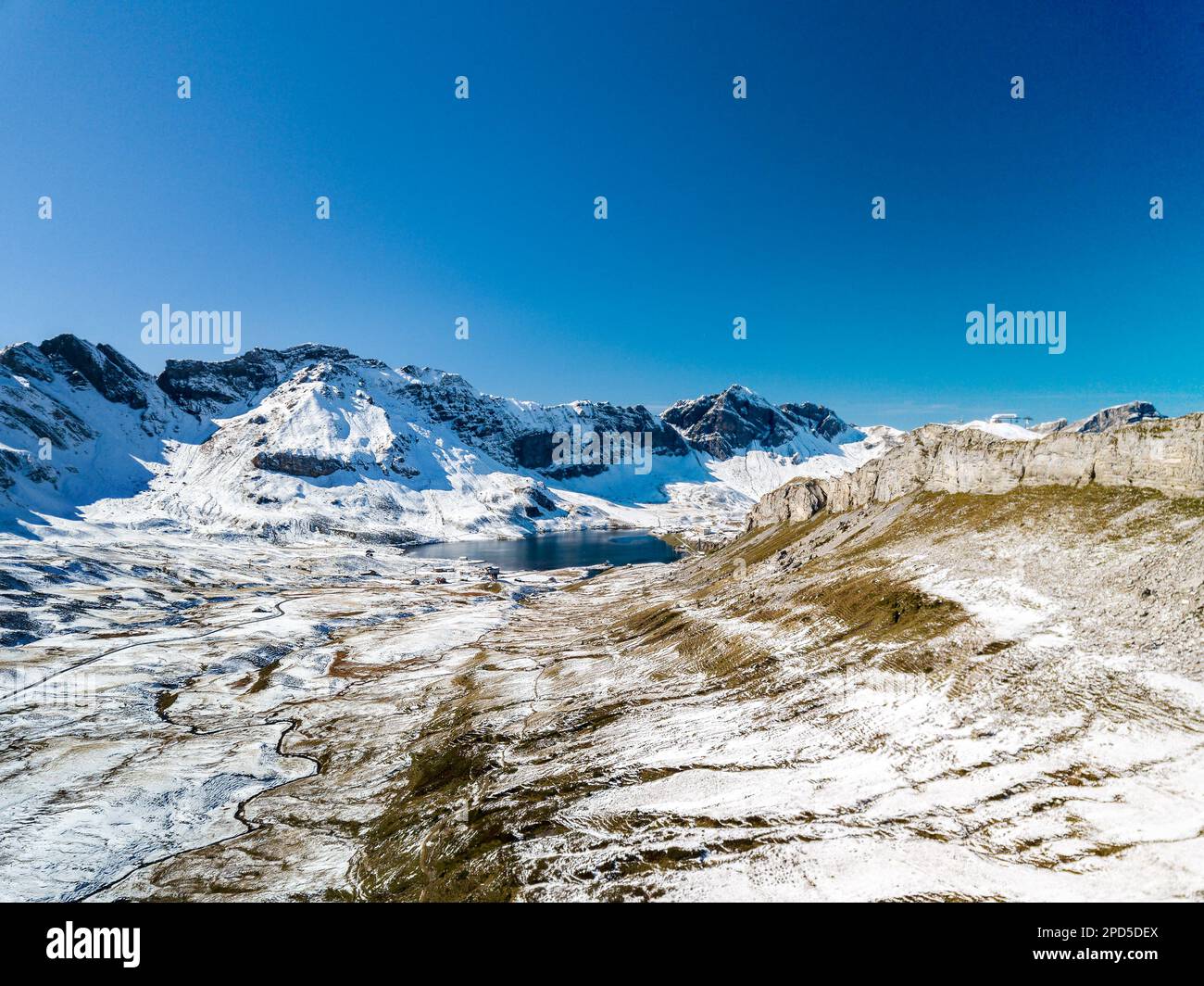 Das Luftbild des Melchsee-Frutt-Sees mit den ersten Schneefällen, vom Tannensee aus gesehen Stockfoto