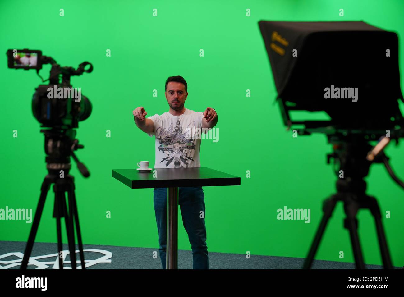 Bosnien und Herzegowina, Sarajewo, 09.november.2022; JOURNALISTIN (Fernsehmoderator), die Nachrichten in einem modernen Fernseher liest Chroma Key Studio mit TV, Green Screen, Stockfoto