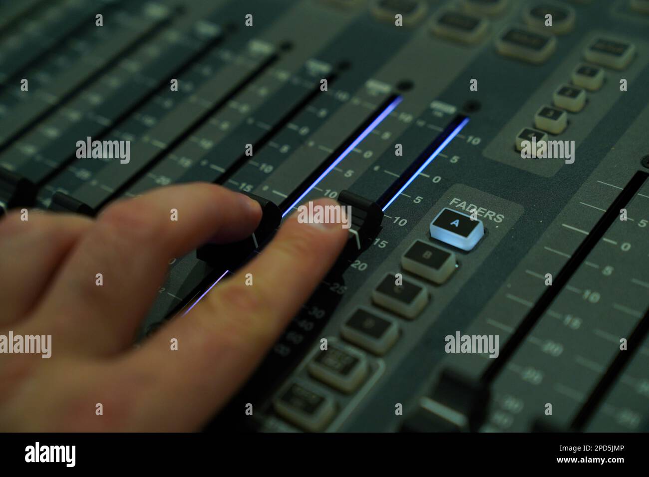 BOSNIEN UND HERZEGOWINA, SARAJEVO, 03.10.2022; per Hand einstellbare Audiomischkarte, per Hand einstellbare Lautstärke. Stockfoto