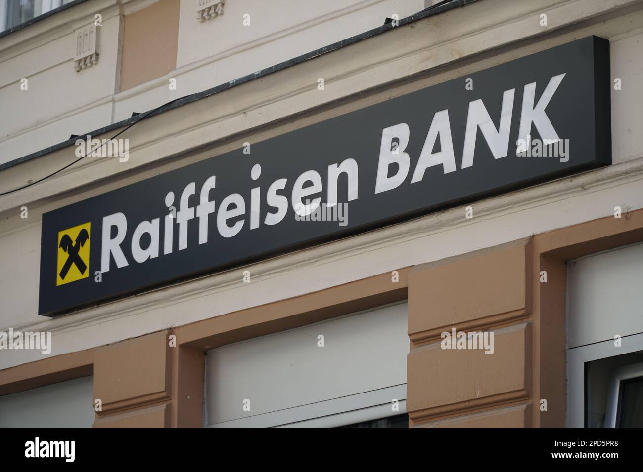 SARAJEVO, BOSNIEN UND HERZEGOWINA, 16. AUGUST 2022: Das Logo der Raiffeisenbank auf dem Gebäude. Foto des Banklogos mit markengelben Schildern auf der Straße Stockfoto