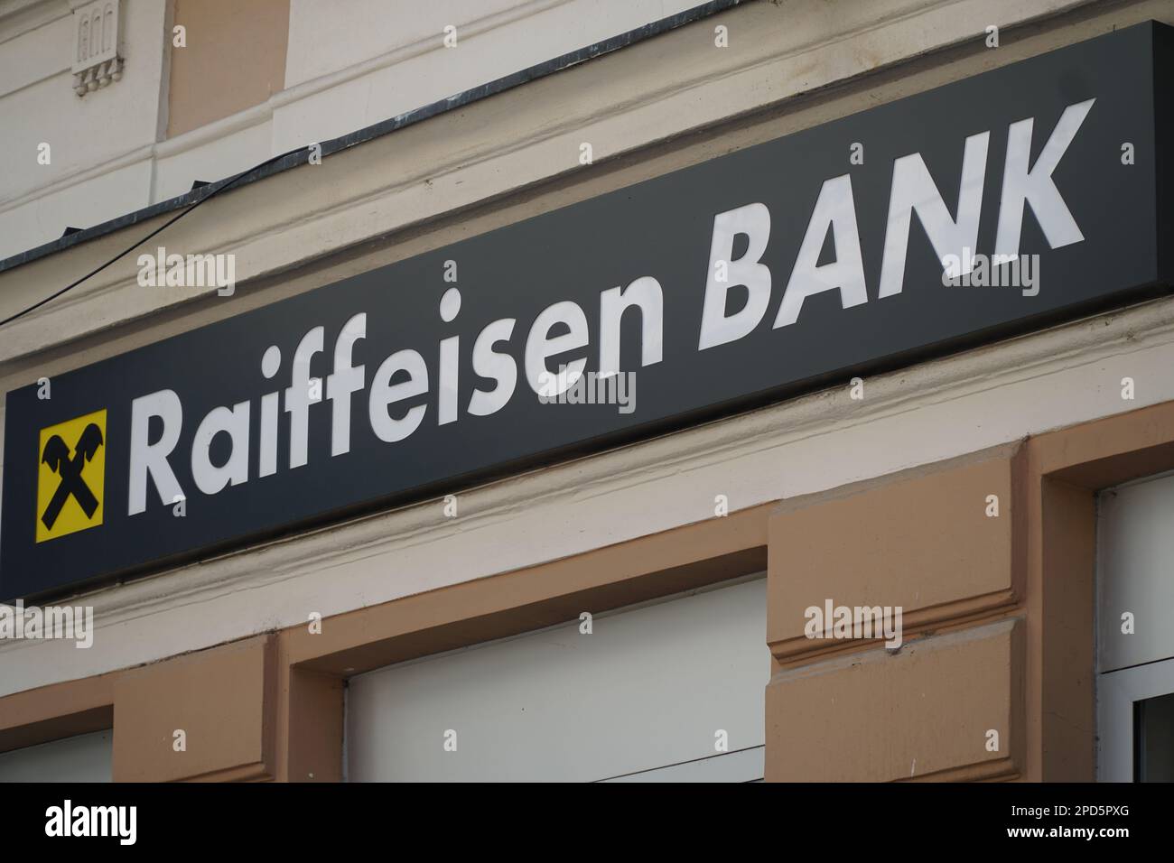 SARAJEVO, BOSNIEN UND HERZEGOWINA, 16. AUGUST 2022: Das Logo der Raiffeisenbank auf dem Gebäude. Foto des Banklogos mit markengelben Schildern auf der Straße Stockfoto