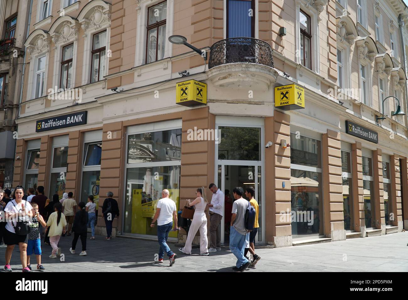 SARAJEVO, BOSNIEN UND HERZEGOWINA, 16. AUGUST 2022: Das Logo der Raiffeisenbank auf dem Gebäude. Foto des Banklogos mit markengelben Schildern auf der Straße Stockfoto