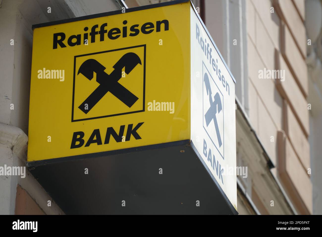 SARAJEVO, BOSNIEN UND HERZEGOWINA, 16. AUGUST 2022: Das Logo der Raiffeisenbank auf dem Gebäude. Foto des Banklogos mit markengelben Schildern auf der Straße Stockfoto