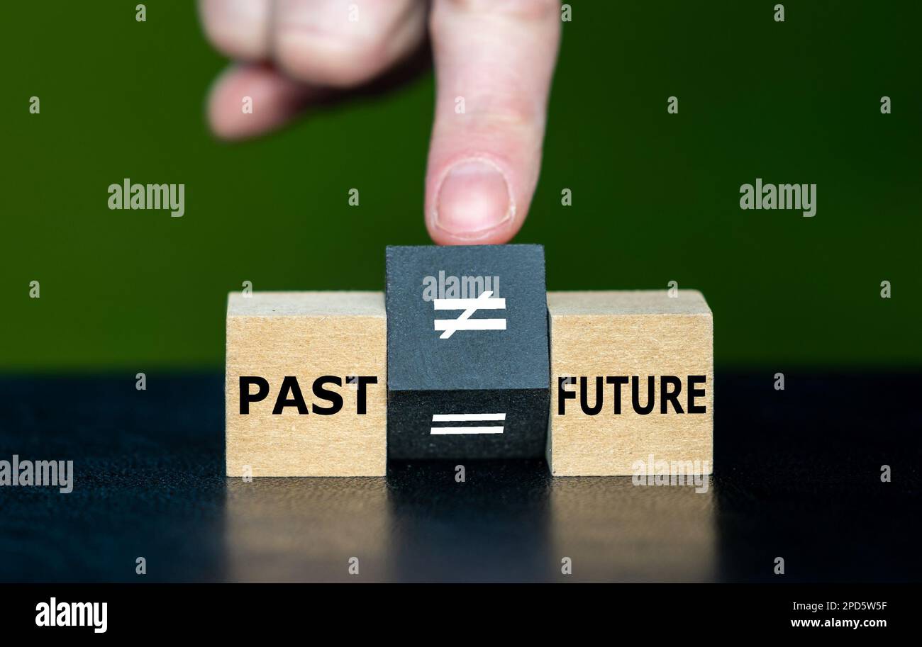 Symbol für das Zitat „die Vergangenheit definiert nicht Ihre Zukunft. Die Hand dreht den Würfel und ändert die Gleichung „Vergangenheit gleich Zukunft“ in „Vergangenheit ungleich Zukunft“. Stockfoto