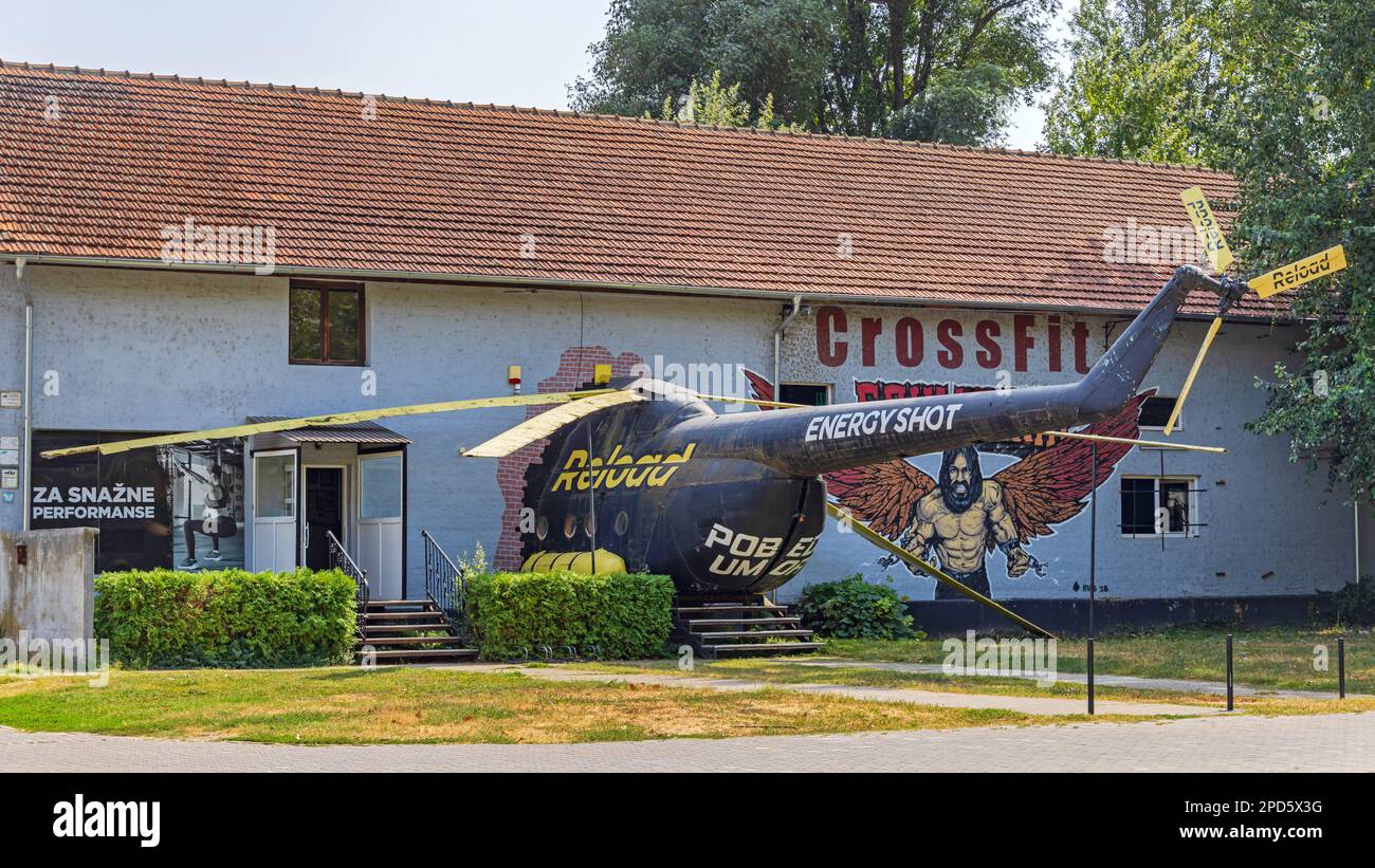 Novi Sad, Serbien - 19. August 2022: Altes Hubschrauberflugzeug Prop vor der Bas Celik Fit Gym Crossfit Athletic Game Company. Stockfoto