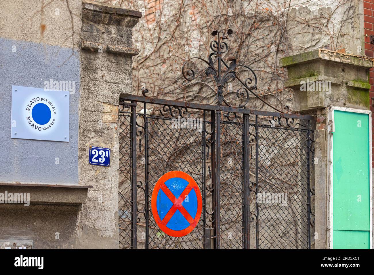 Belgrad, Serbien - 13. Dezember 2022: Plavo Theatre Blue Theater Laboratory Inclusive Cultural Organization in Milosa Pocerca Street. Stockfoto