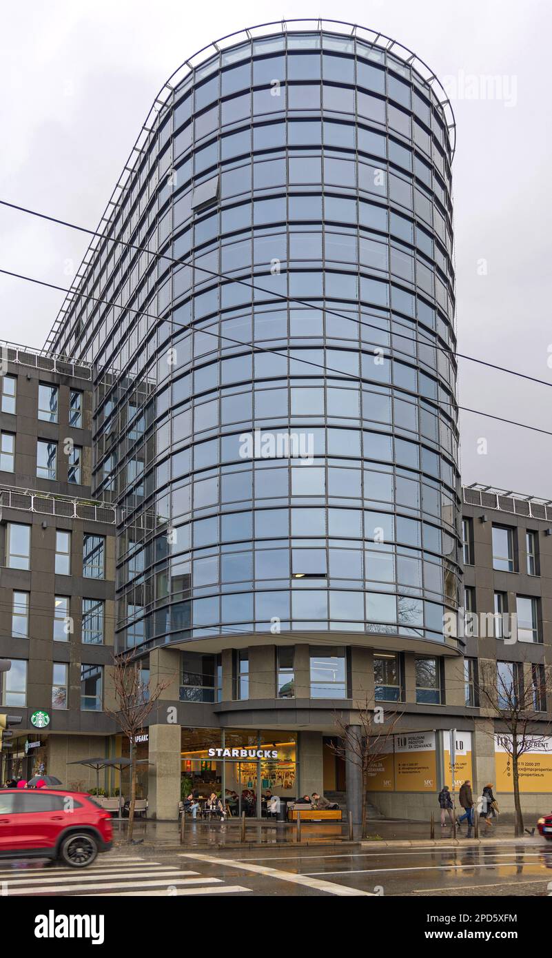 Belgrad, Serbien - 27. Dezember 2022: Starbucks Coffee Shop in New Office Building Capital City Centre. Stockfoto