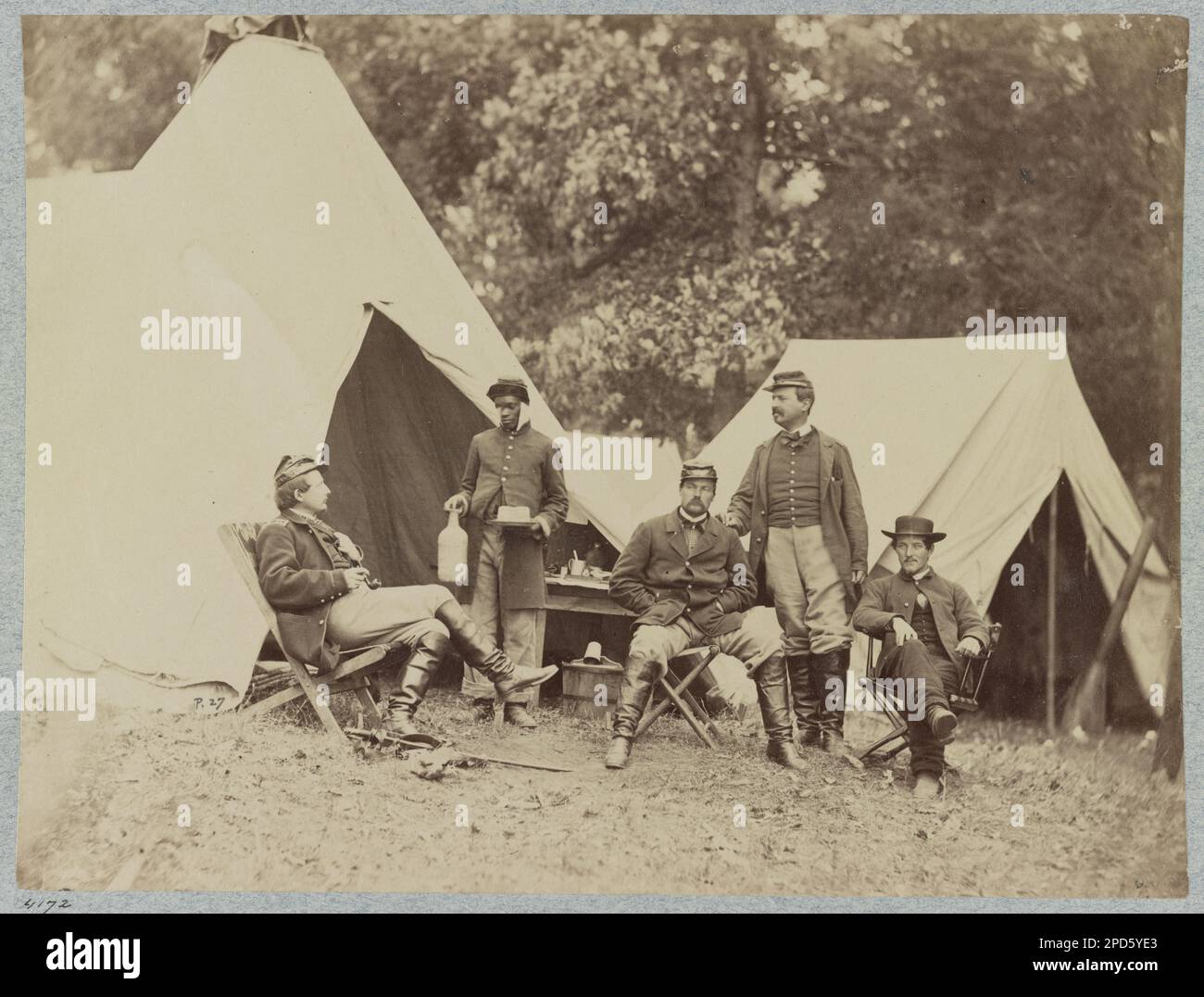 Offiziersgruppe am Hauptquartier der Armee von Potomac, Juni 1863. Nr. 4172, Titel von Artikel, Abbildungen In: Gardners fotografisches Skizzenbuch des Krieges / Alexander Gardner. Washington, D.C. : Philp & Solomons, [c1865], v. 1, pl. 27 mit Titel: Was will ich, John Henry? Warrenton, Va, November 1862, Gift; Oberst Godwin Ordway; 1948. Militärlager, Virginia, Warrenton, 1860-1870, Diener, 1860-1870, Usa, Geschichte, Bürgerkrieg, 1861-1865, Afroamerikaner, Usa, Geschichte, Bürgerkrieg, 1861-1865, Militärleben, USA, Virginia, Warrenton. Stockfoto