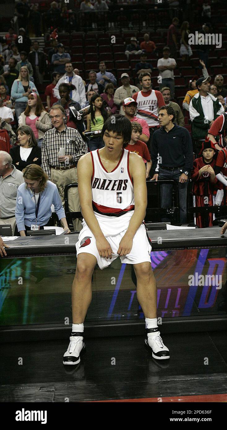 Portland Trail Blazers center Ha Seung-Jim, from South Korea sits on the scorers table after their 106-96 loss to the Phoenix Suns during NBA basketball action in Portland, Ore., Wednesday, April 19, 2006. With tonight's loss, Portland has the worst NBA win-loss record in the league.(AP Photo/Don Ryan) Stockfoto