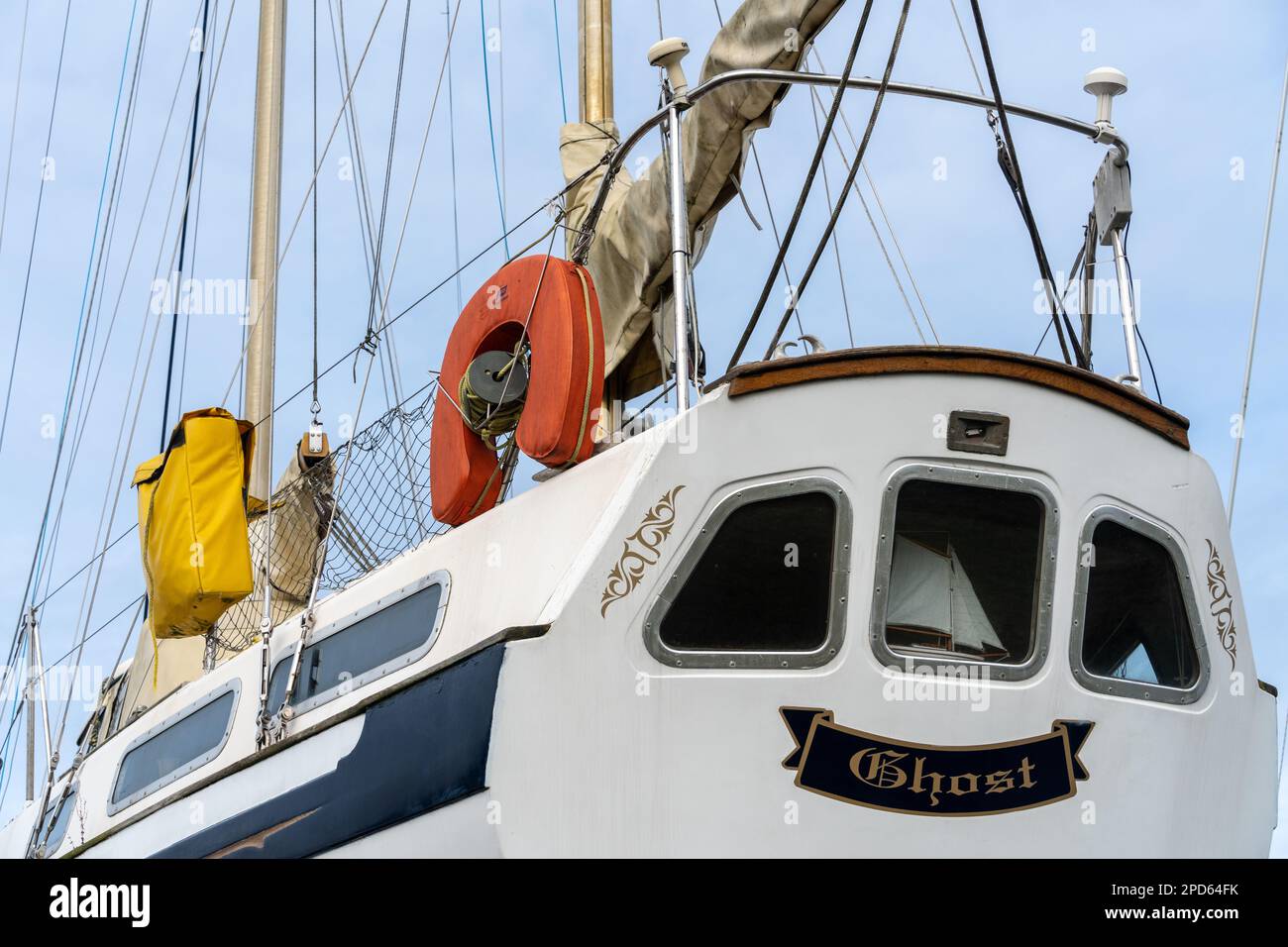 Das Boot, Ghost, an Land am Yachthafen in der Stadt Amble, Northumberland, Großbritannien. Stockfoto