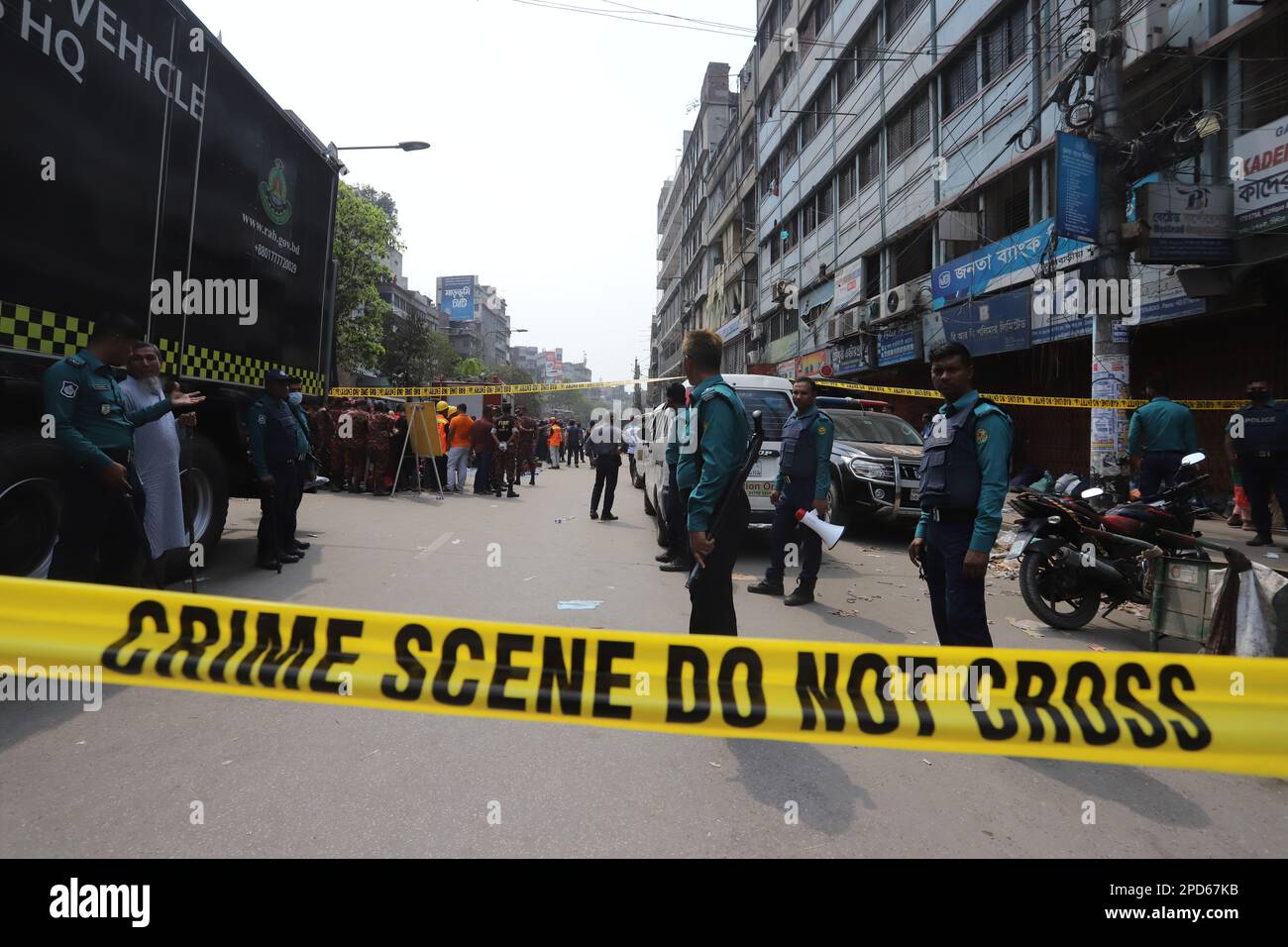Die Retter versuchen, eine Durchsuchung im Keller des Siddique-Basar-Gebäudes durchzuführen, das nach einer Explosion in Dhaka instabil geworden ist Stockfoto