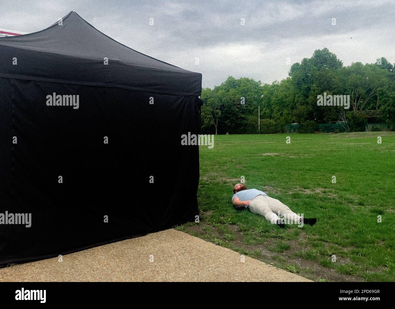 Mann, der im Park schläft - Roundwood Park, North West London, Großbritannien Stockfoto