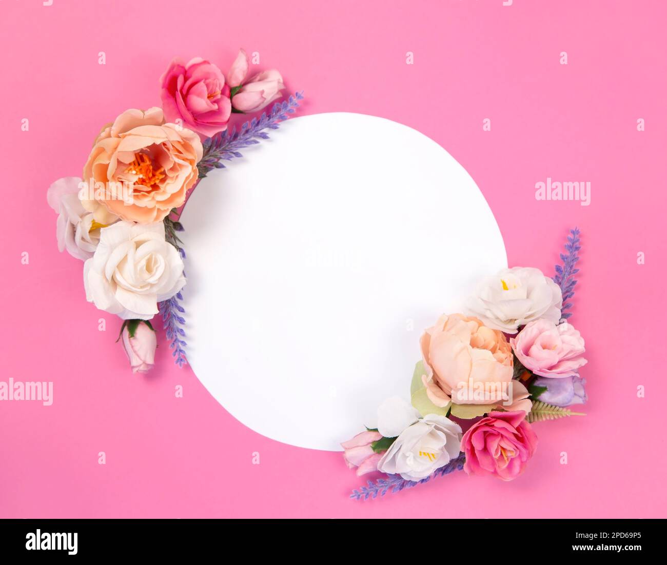 Blumenkomposition mit Kopierraum Stockfoto