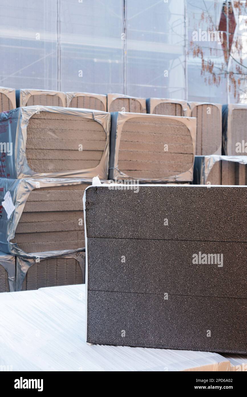 Isolierplatten-Polystyrol-Packs auf der Baustelle Stockfoto