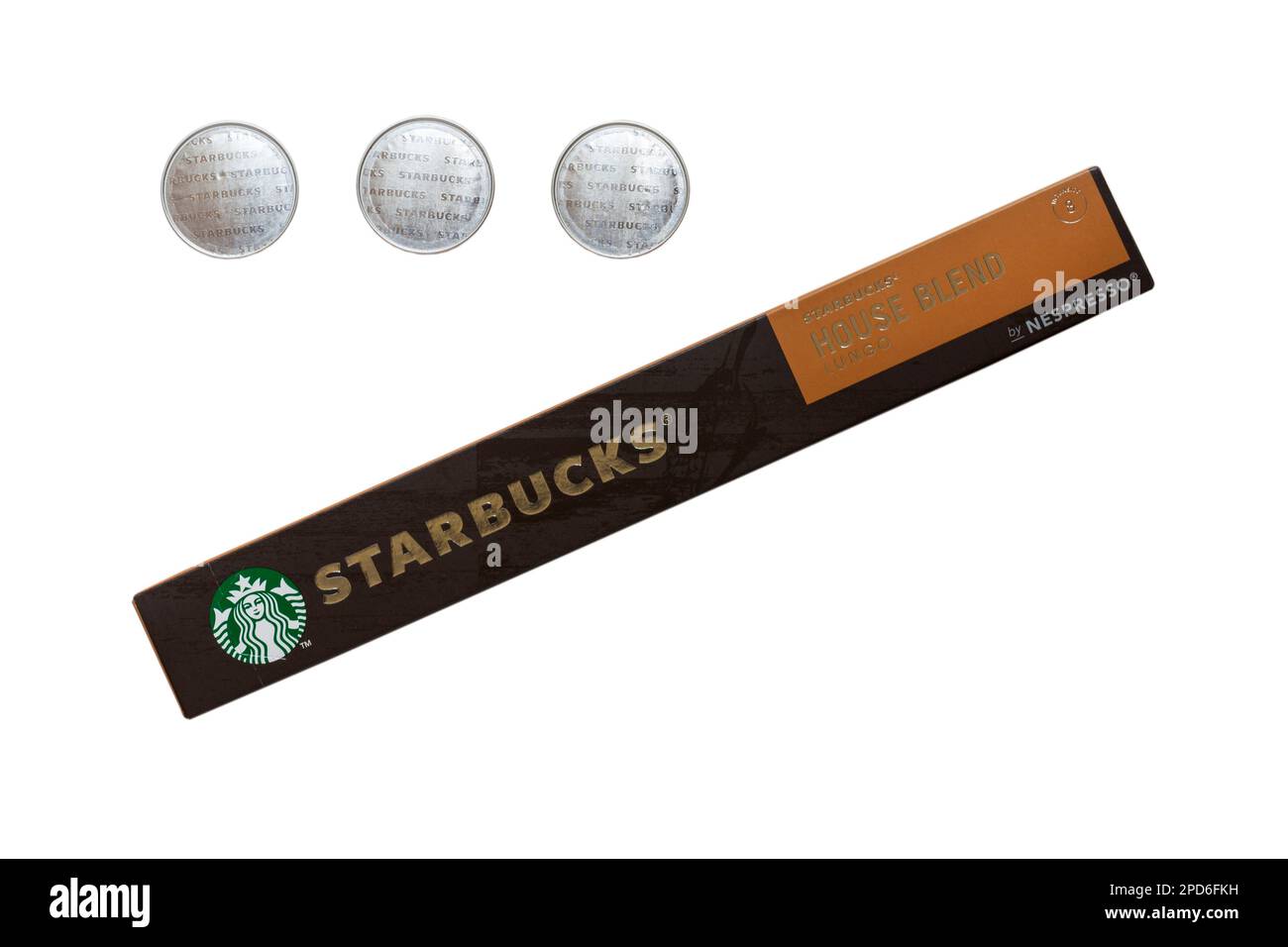 Schachtel Starbucks House Blend Lungo Kaffeekapseln mit Nespresso, aus der drei Kapseln entfernt wurden, isoliert auf weißem Hintergrund Stockfoto