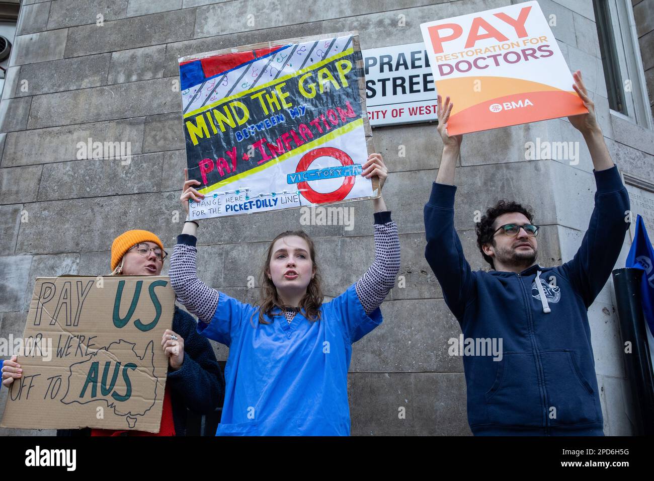 London, Großbritannien. 13. März 2023. Markante Ärzte in der Ausbildung, die Mitglieder der British Medical Association (BMA) sind, halten Schilder an einer offiziellen Streikpostenlinie vor dem St. Mary's Hospital. Heute ist der erste Tag des größten Streiks von BMA-Juniorärzten in der Geschichte des NHS. Ärzte in der Ausbildung fordern eine Gehaltserhöhung von 35%, um die Inflation seit 2008 auszugleichen. Kredit: Mark Kerrison/Alamy Live News Stockfoto