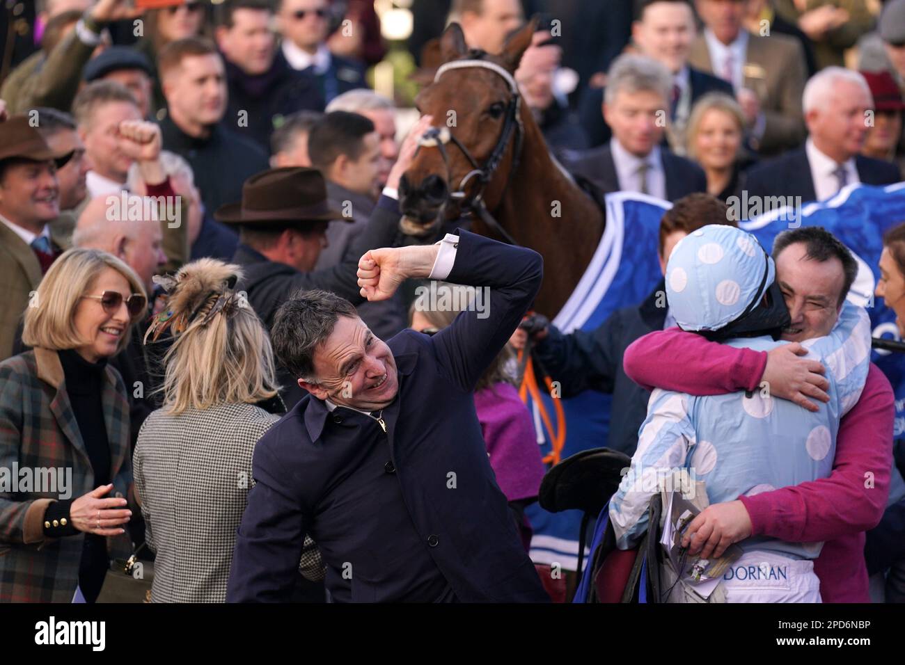 Trainer Henry de Bromhead feiert nach dem Gewinn der Close Brothers Mares' Hürde mit Honeysuckle am ersten Tag des Cheltenham Festivals auf der Cheltenham Racecourse. Foto: Dienstag, 14. März 2023. Stockfoto