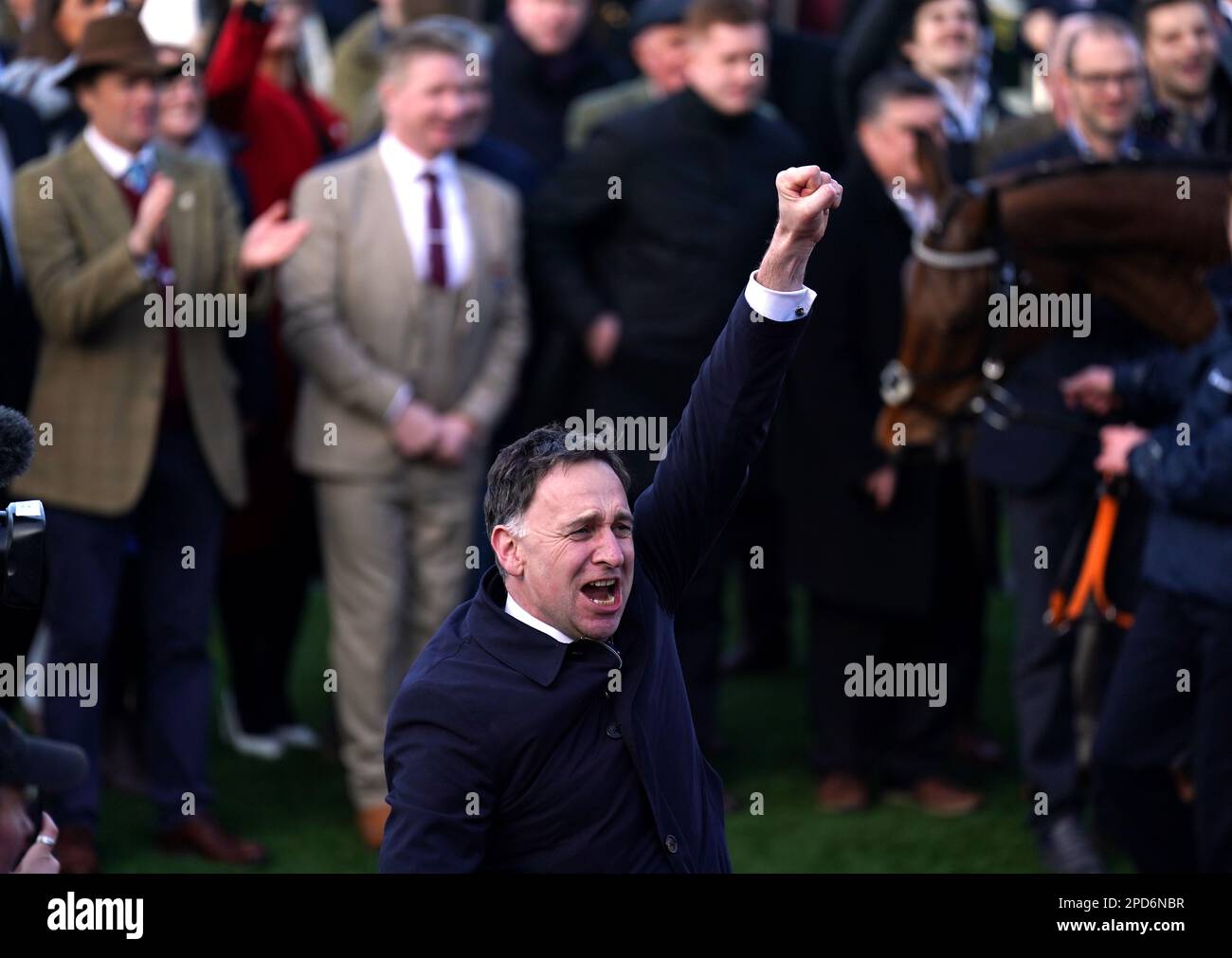 Trainer Henry de Bromhead feiert nach dem Gewinn der Close Brothers Mares' Hürde mit Honeysuckle am ersten Tag des Cheltenham Festivals auf der Cheltenham Racecourse. Foto: Dienstag, 14. März 2023. Stockfoto