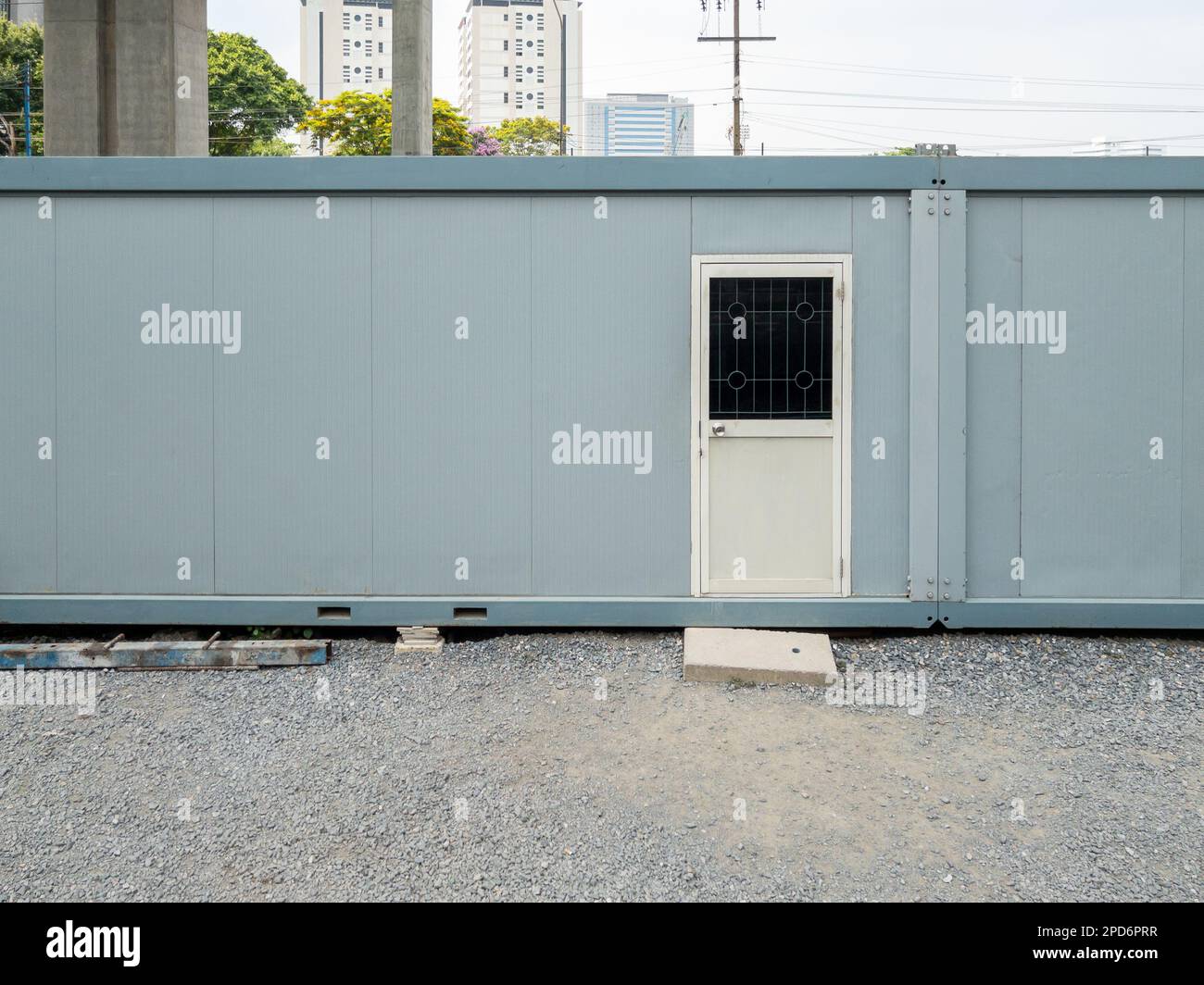Die Containerbox für den temporären Büroraum auf der Baustelle, in der Nähe des Skywalk-Projekts in der Stadt, Vorderansicht mit dem Kopierraum. Stockfoto